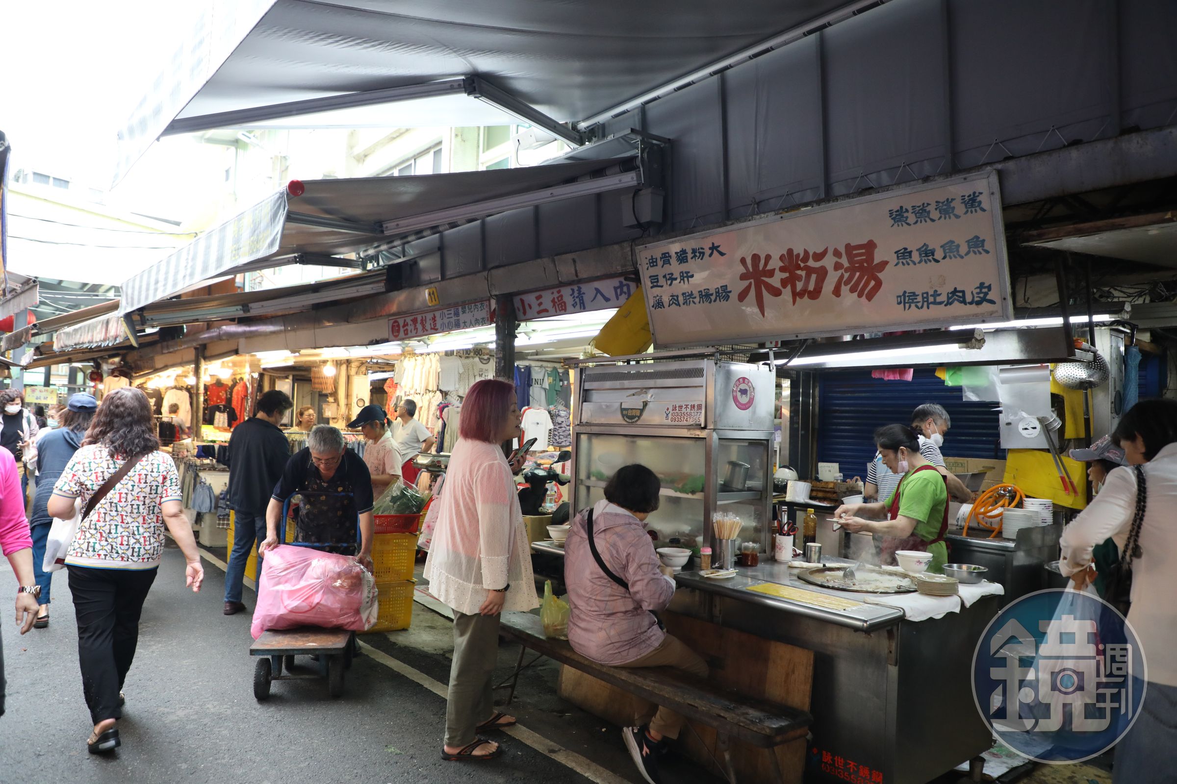 從「南門市場米粉湯」店頭的老招牌,就知道這家店經過時光淬煉。