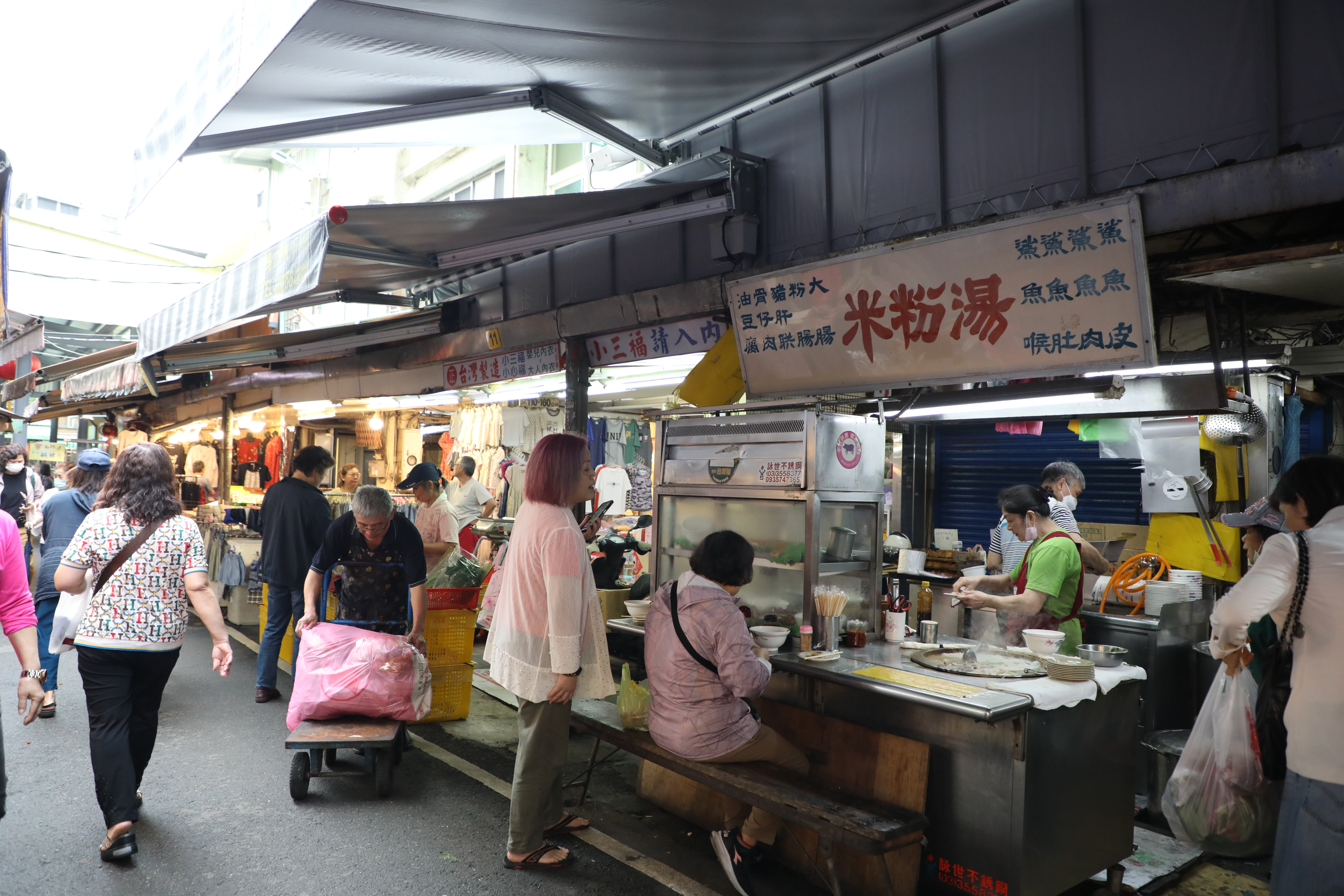 從「南門市場米粉湯」店頭的老招牌，就知道這家店經過時光淬煉。