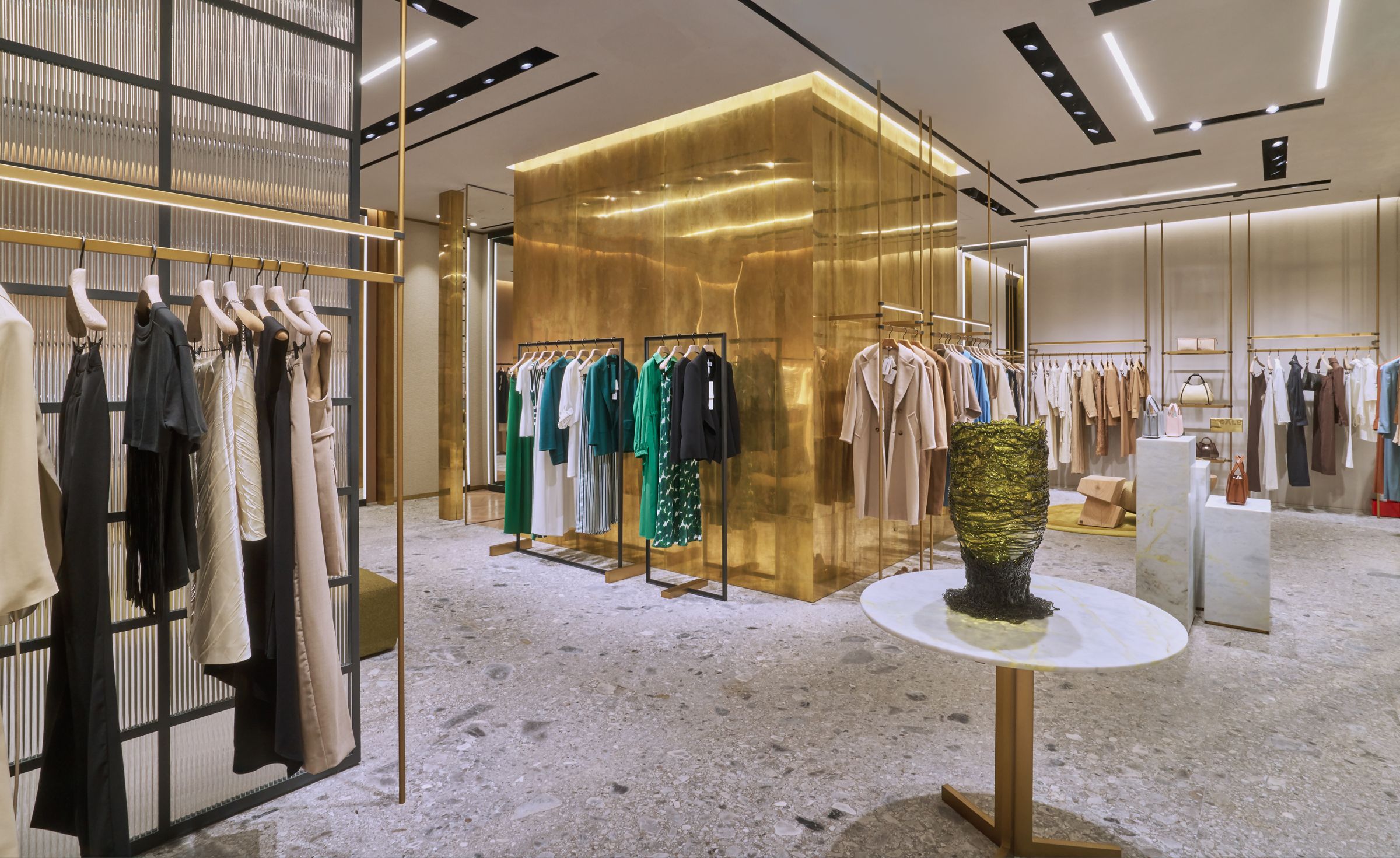 Max Mara微風信義專門店和諧運用黃銅、金屬、橡木與義大利大理石等材質。（麥絲瑪拉提供）