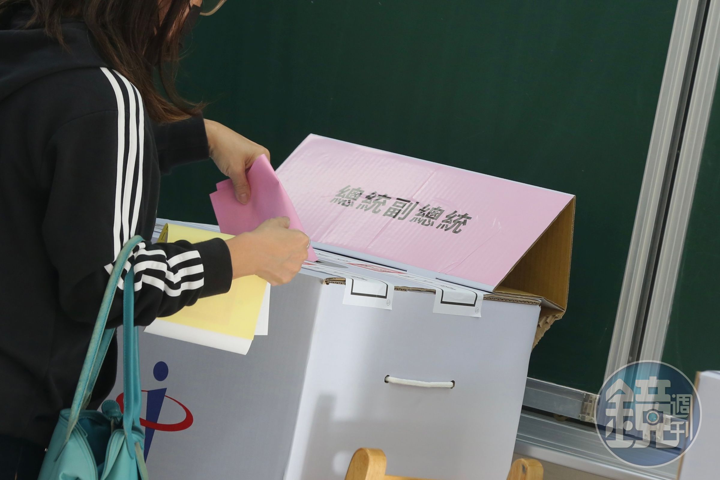 2024總統選舉日前已經落幕,但近日有柯文哲的支持者不斷轉貼投開票所的瑕疵影片,質疑有作票嫌疑。(示意圖)