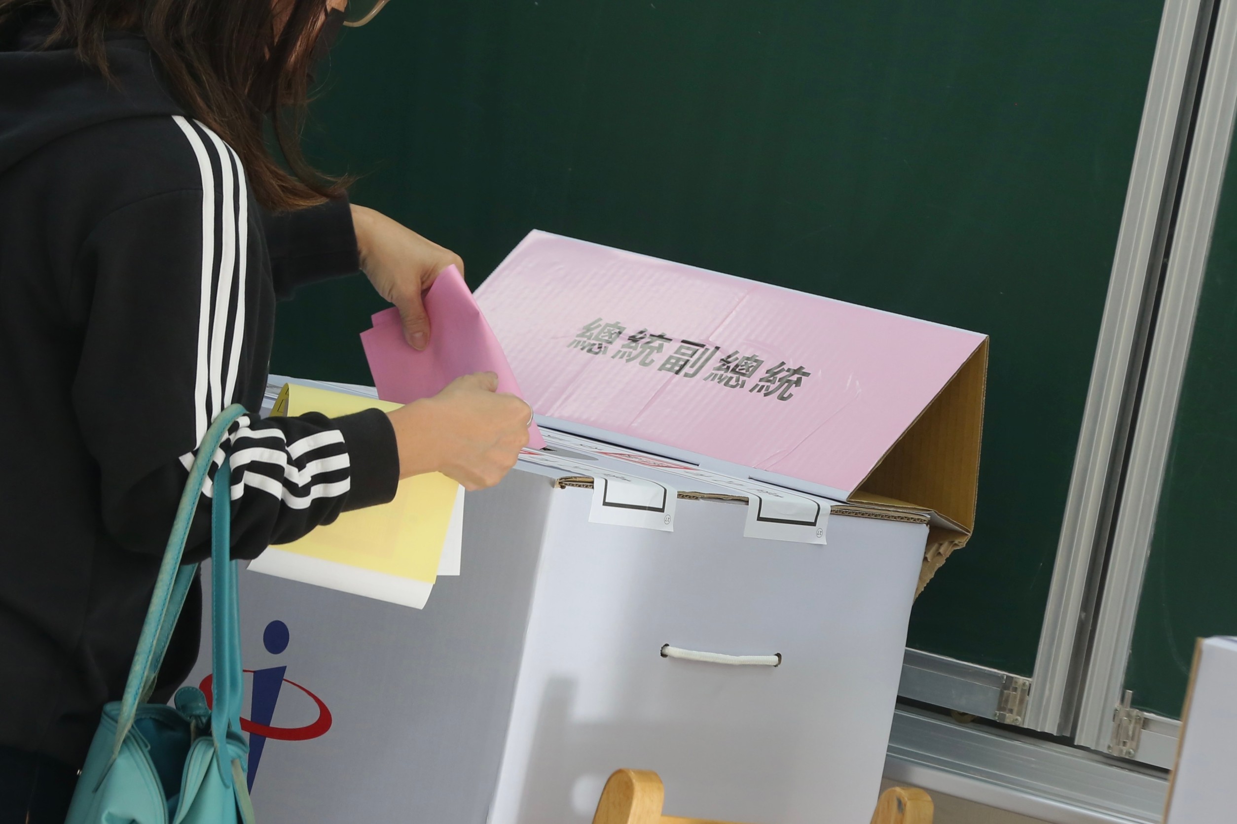 2024總統選舉日前已經落幕，但近日有柯文哲的支持者不斷轉貼投開票所的瑕疵影片，質疑有作票嫌疑。（示意圖）