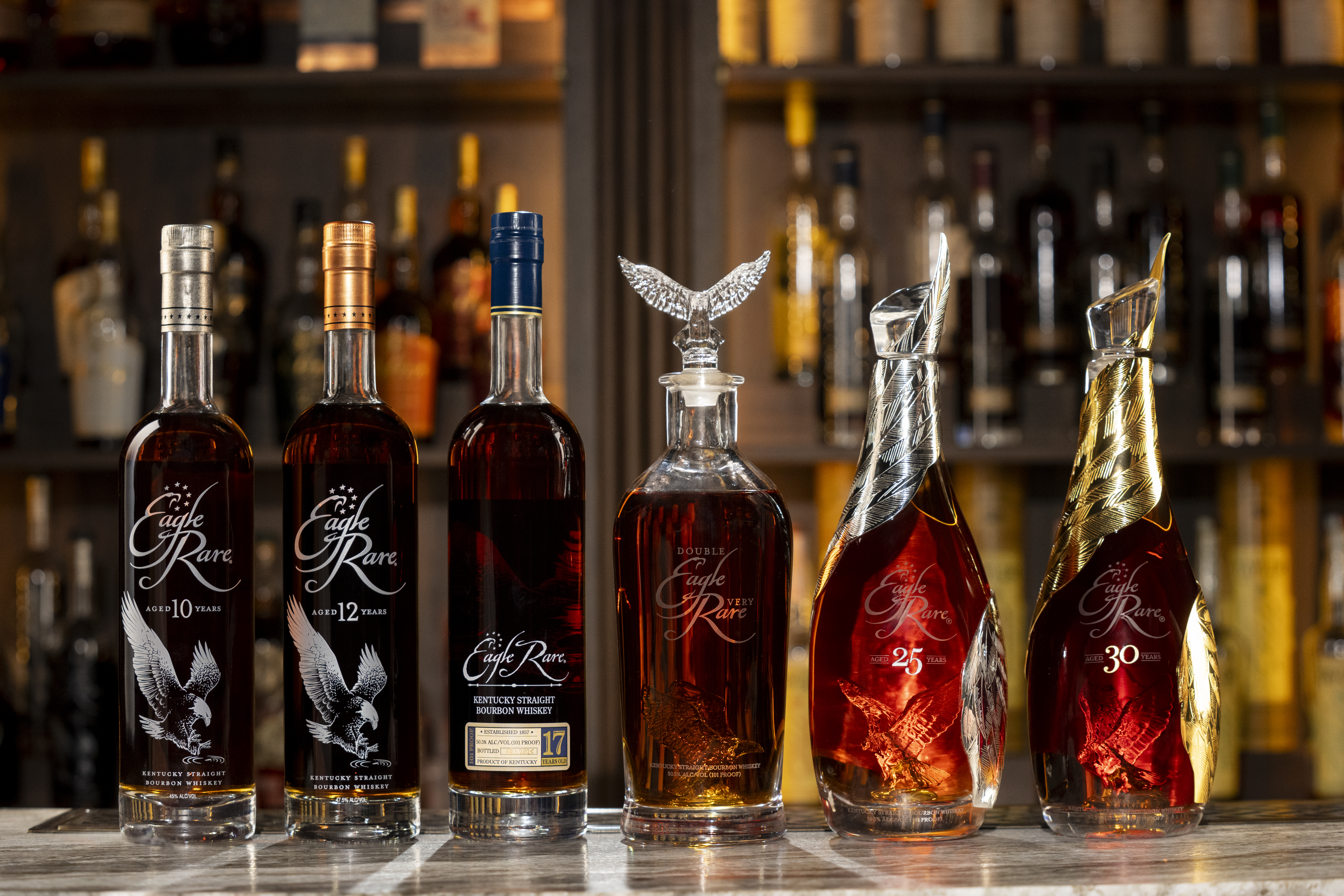 （由左至右）Eagle Rare系列包括：Eagle Rare 10年、Eagle Rare 12年、 Eagle Rare 17年、Double Eagle Very Rare 20年、Eagle Rare 25年及Eagle Rare 30年。（邦瀚斯提供）