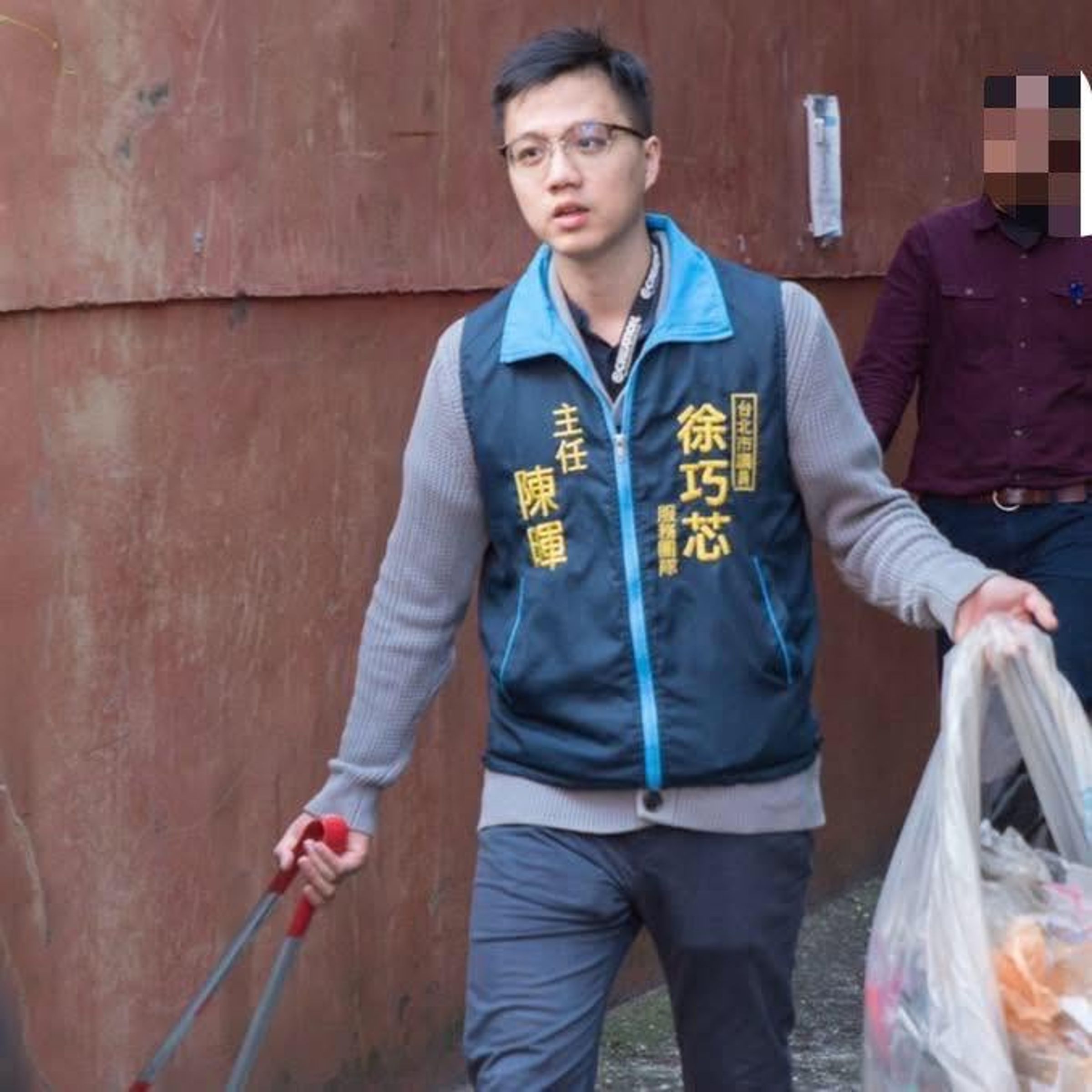 在蔣萬安身邊高喊「市長我愛你」的男子被發現就是徐巧芯的辦公室主任陳暉。(翻攝自陳暉臉書)