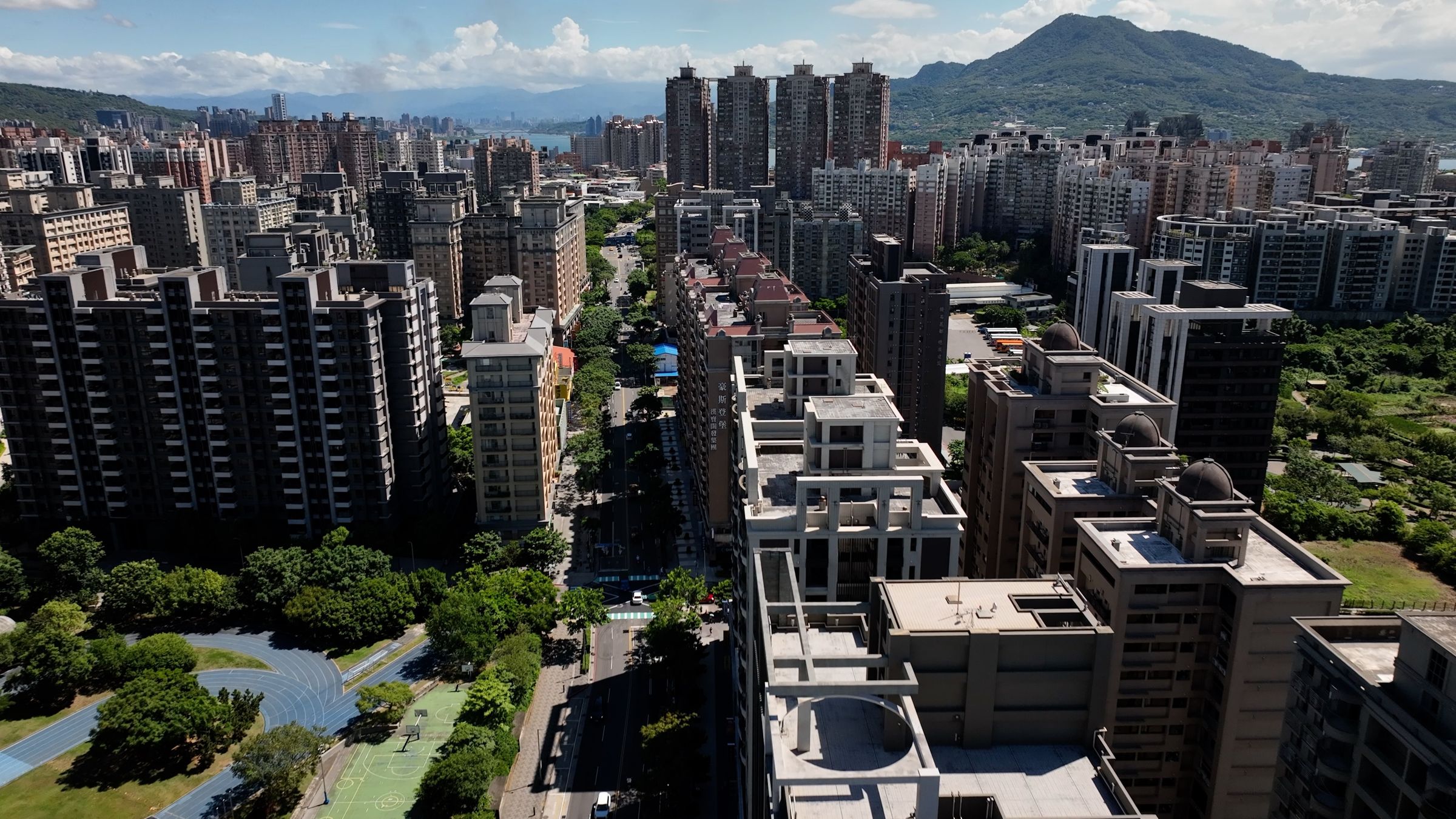 淡海新市鎮街廓整齊、新穎，居住環境非常舒適，待交通建設完備後，勢必引來一波補漲。