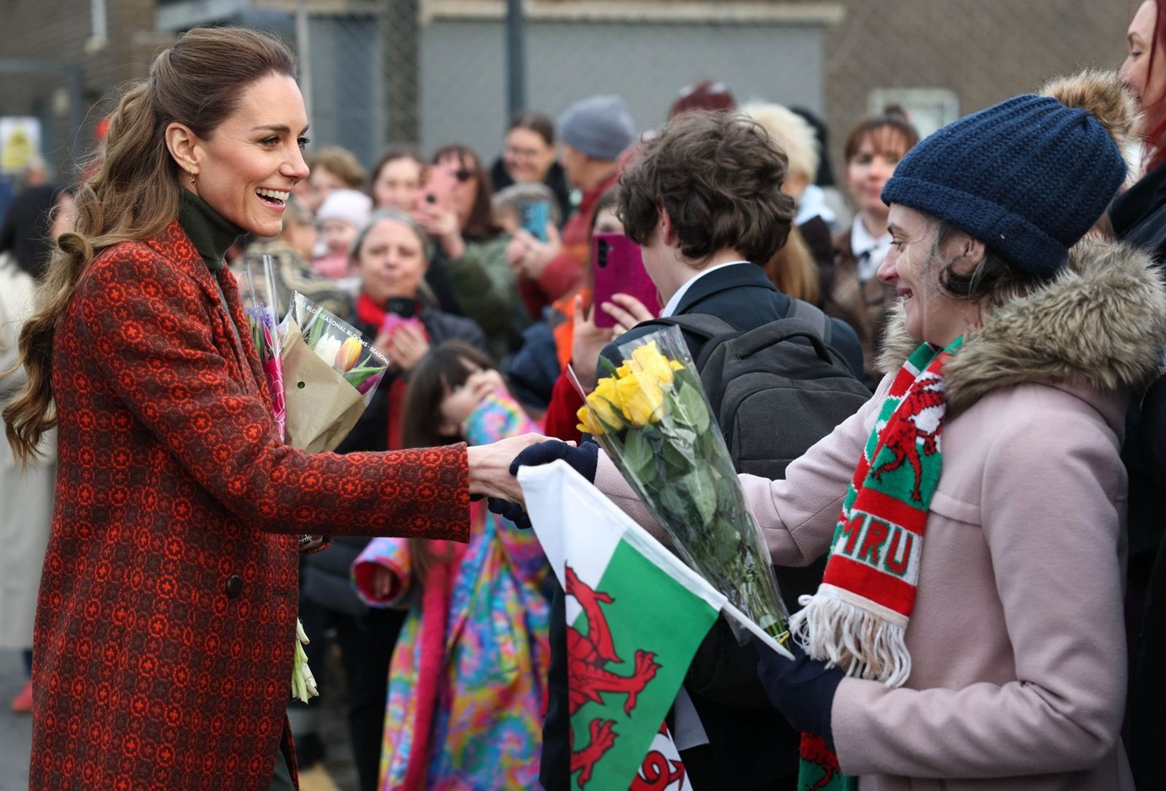 凱特在行程中與當地民眾互動,展現親切笑容。(翻攝@KensingtonRoyal IG)