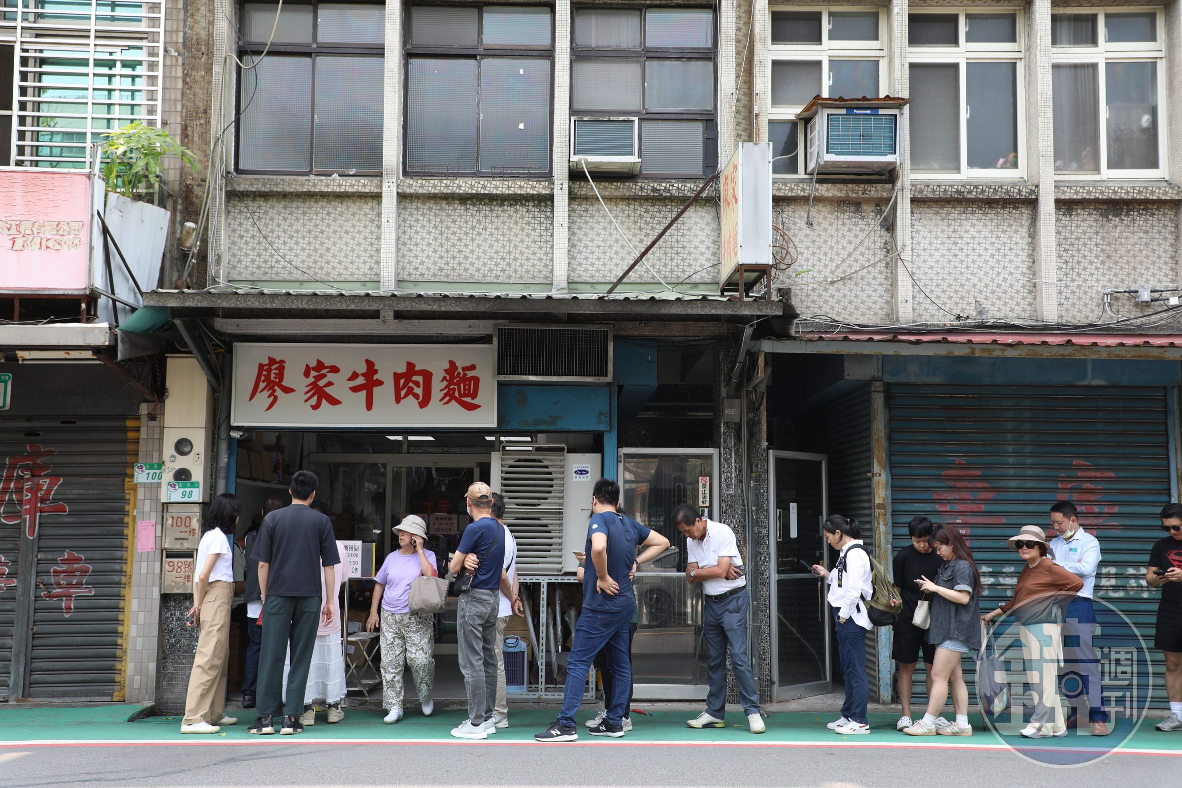 廖家牛肉麵每日門前都大排長龍,太晚來就只剩湯麵了。