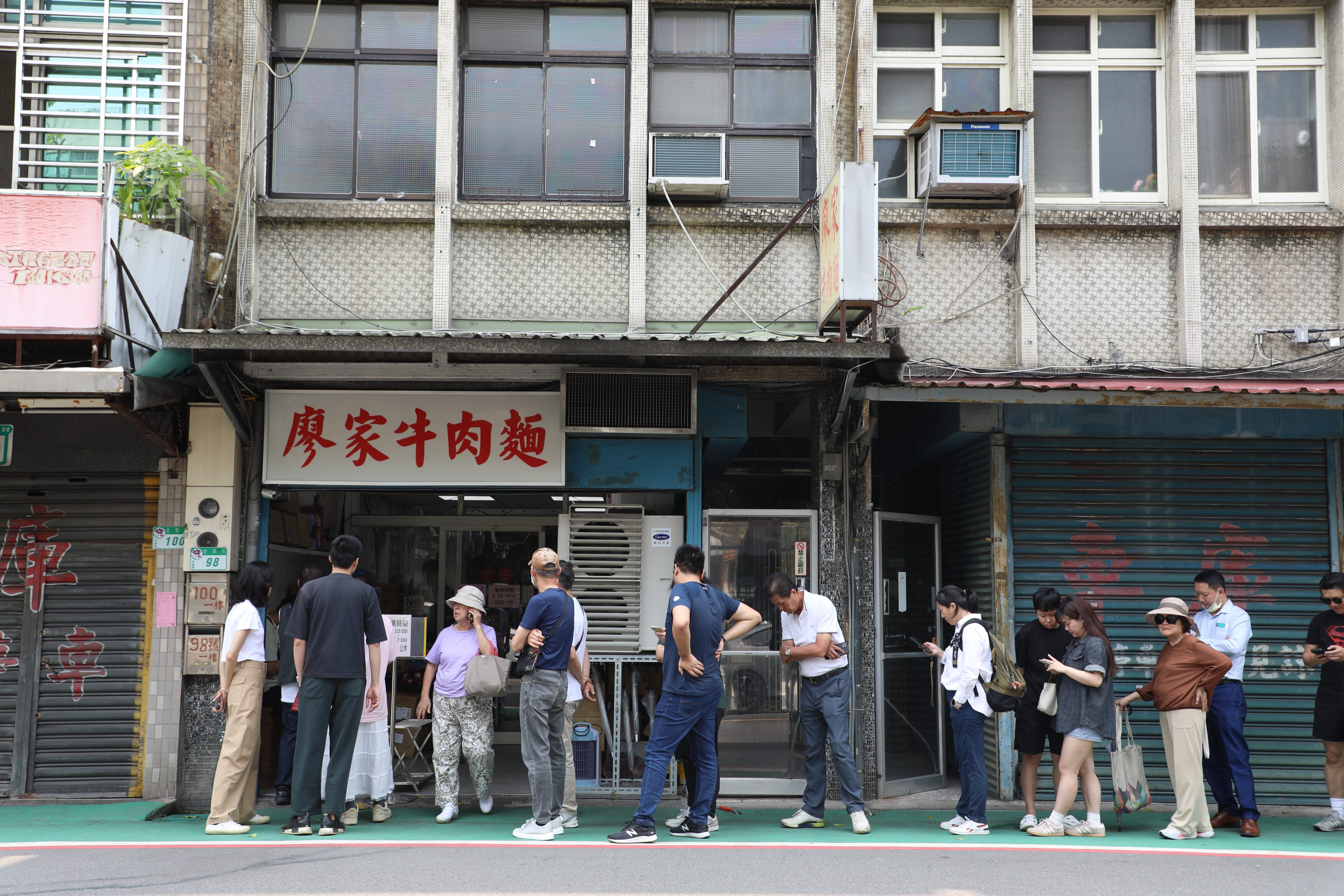 廖家牛肉麵每日門前都大排長龍，太晚來就只剩湯麵了。