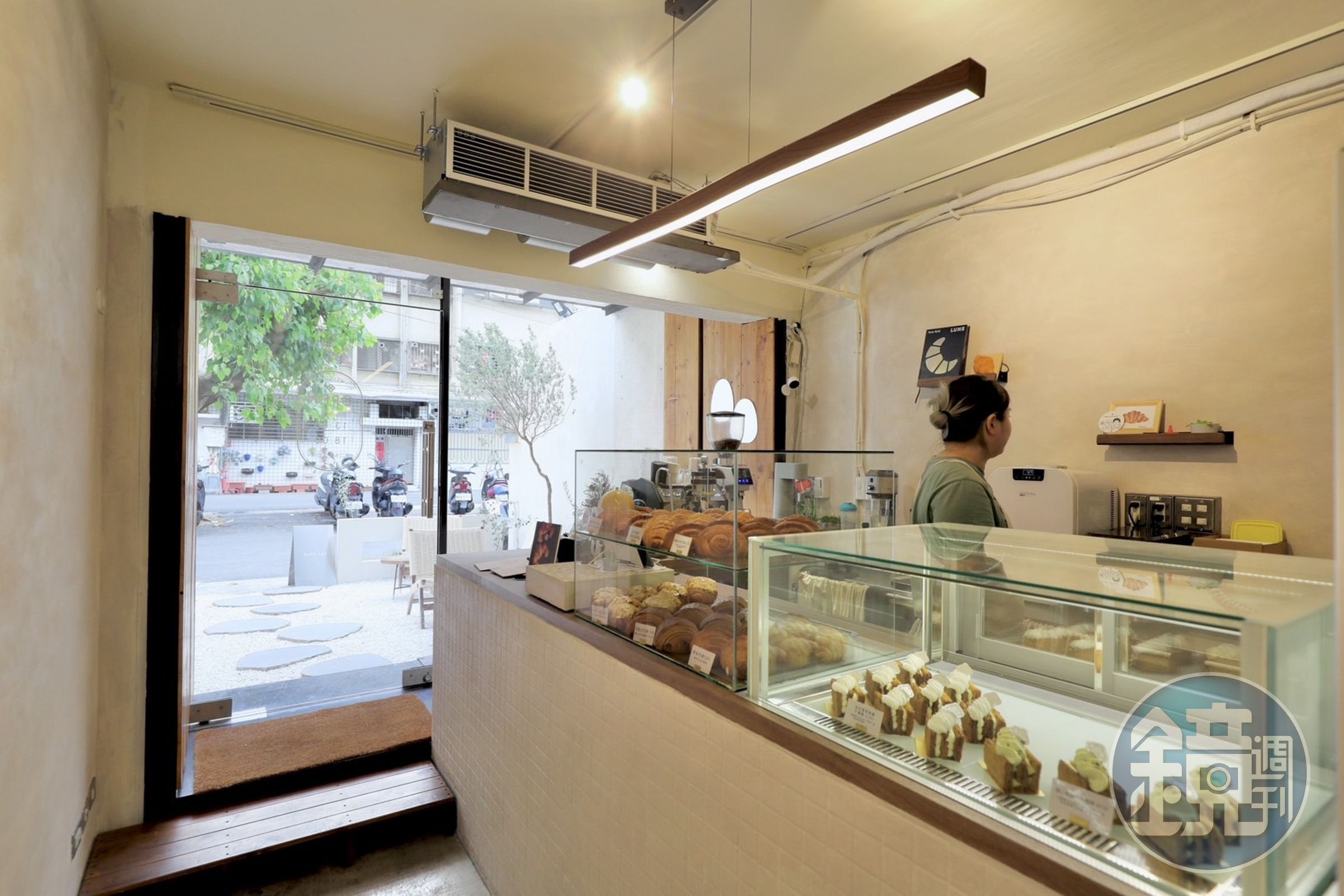 一進到店內就能直球對決櫥窗裡的各款當日可頌與千層點心。