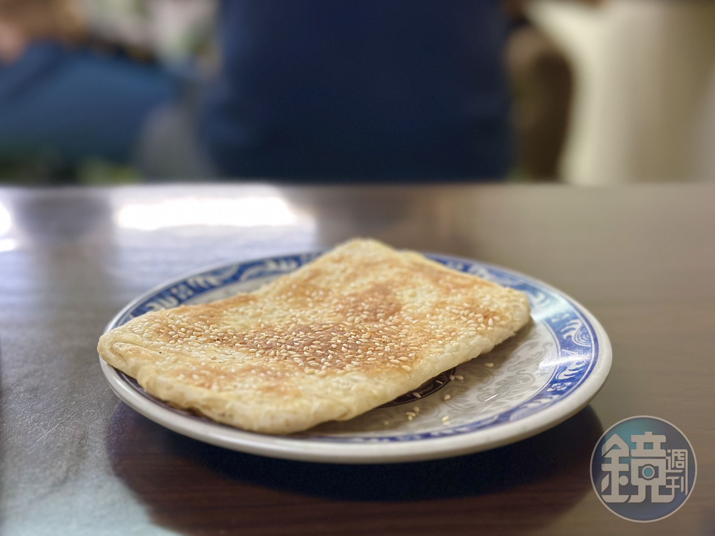 「燒餅」薄酥帶一點韌度，淺淺的焦香與甜味，相當迷人。（17元／個）