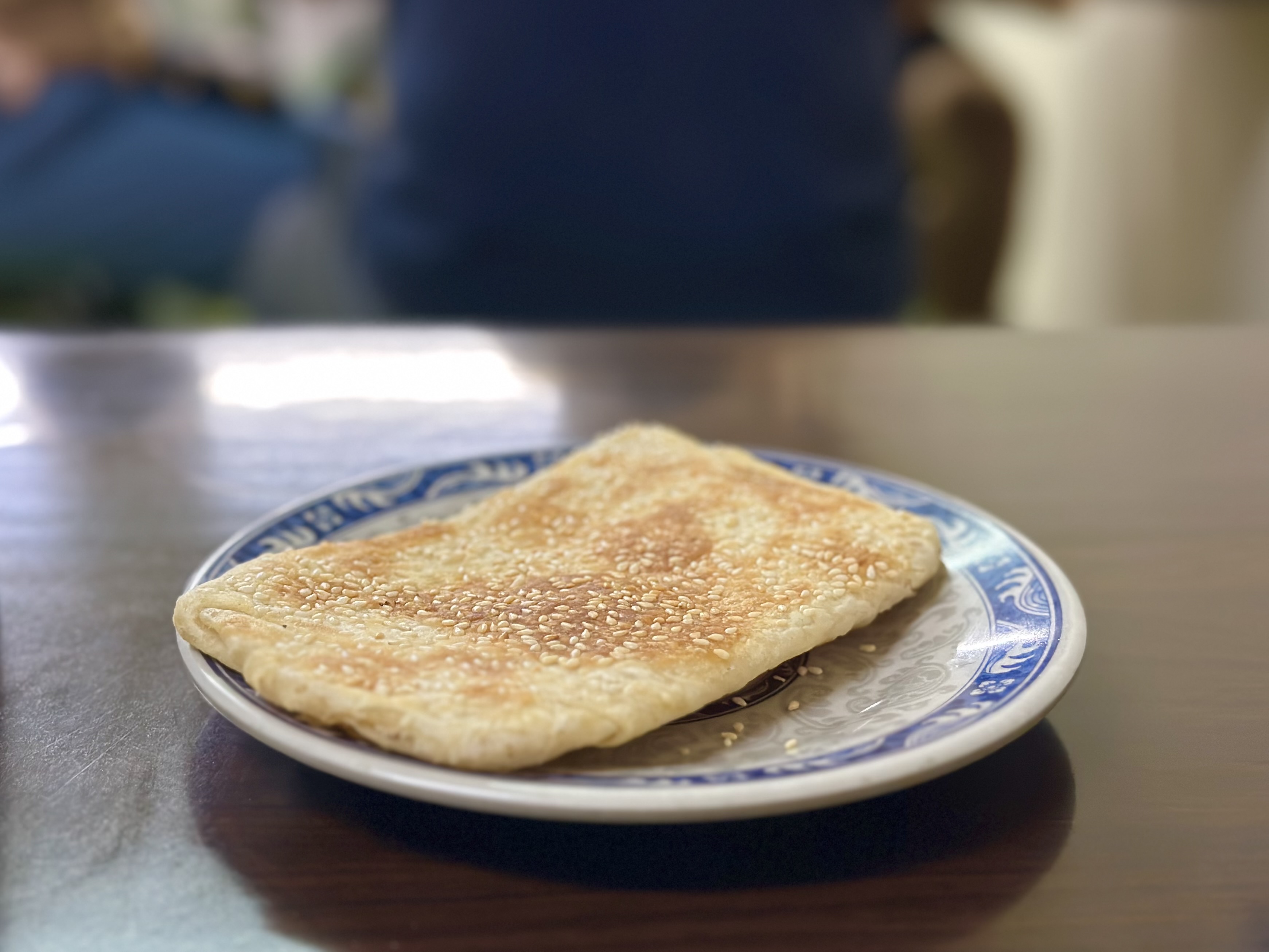 「燒餅」薄酥帶一點韌度，淺淺的焦香與甜味，相當迷人。（17元／個）