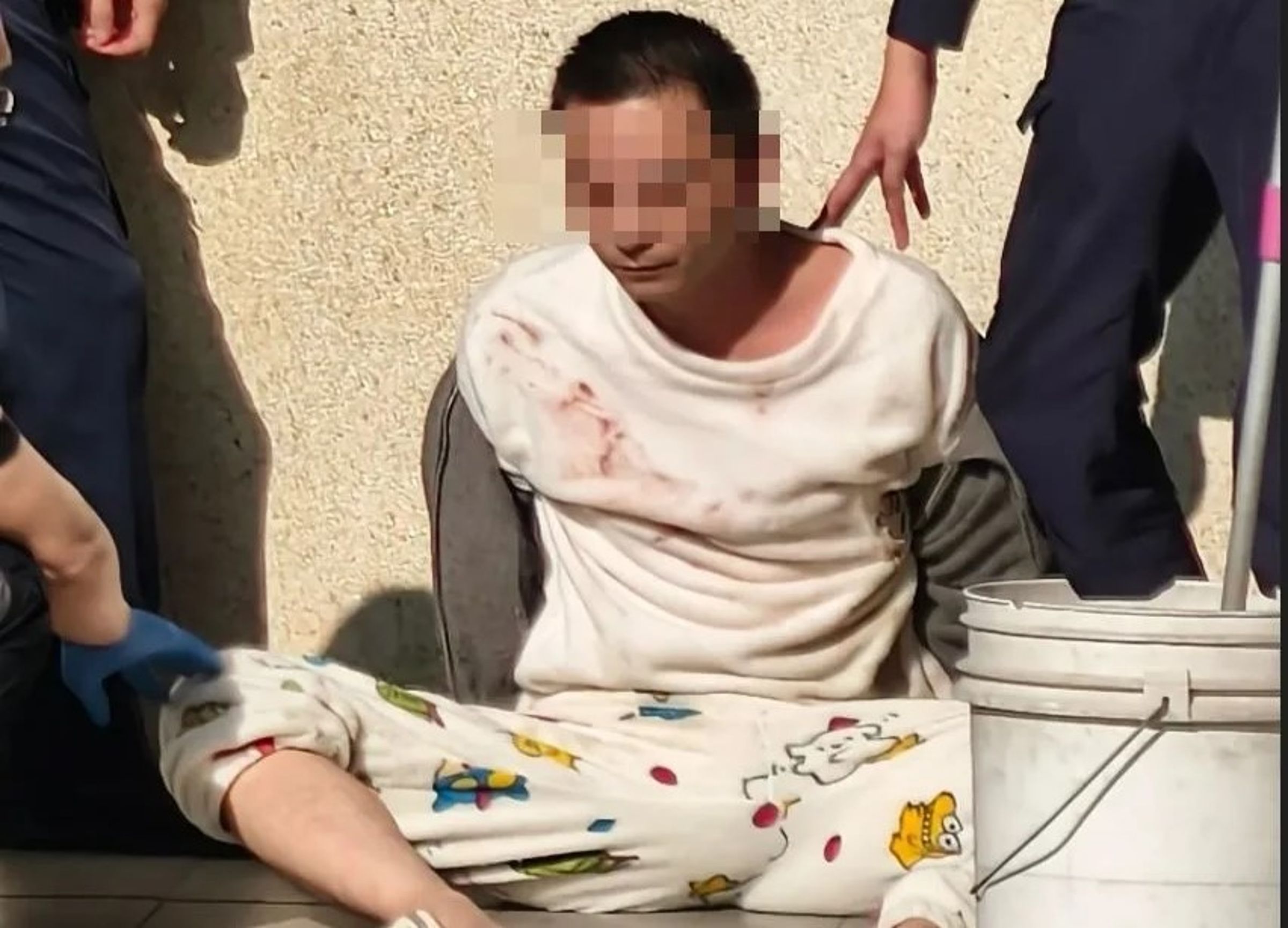 三峽一名32歲男子穿著睡褲，在街上持雙刀揮舞，最後衝進加油站辦公室潑灑不明溶劑。（翻攝畫面）
