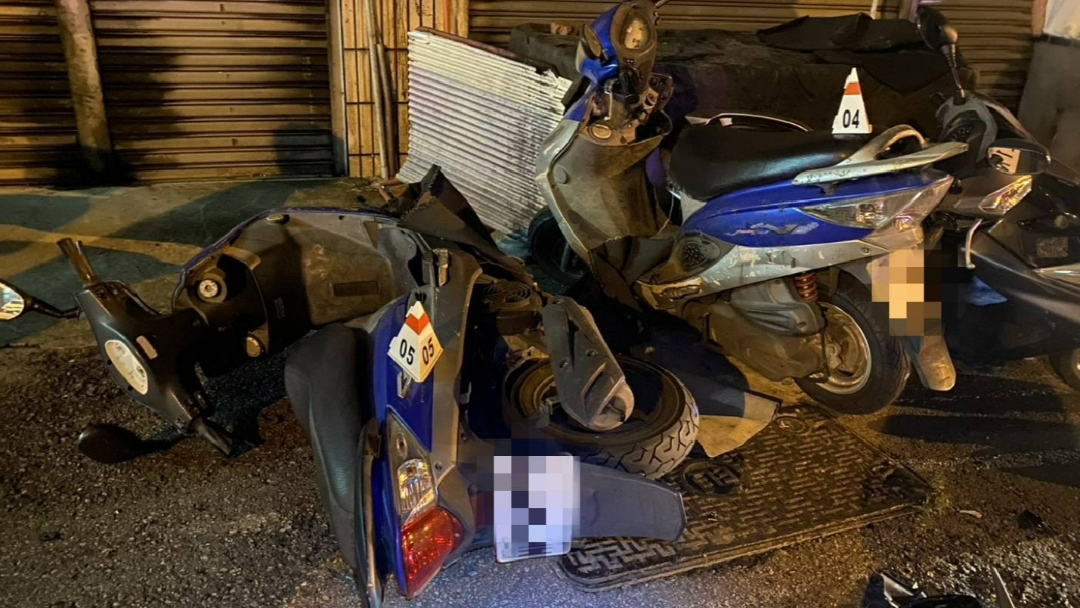機車猛烈撞擊,現場一片狼藉,3人的安全帽也噴飛。(翻攝畫面)