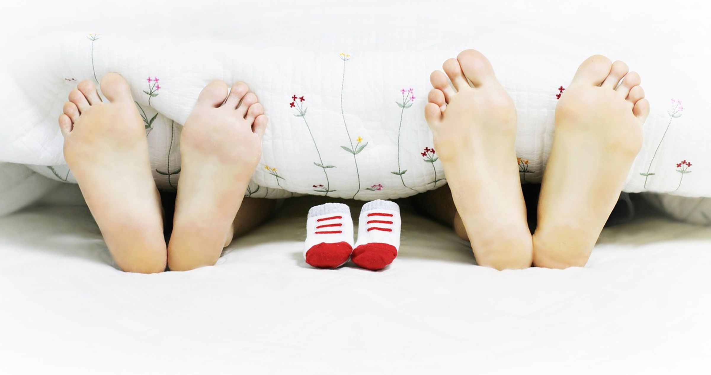 一名女子私訊指性行為結束後,發現男方的保險套脫落,嚇得問婦產科名醫:「吃事後避孕藥有效嗎?」示意圖。(翻攝自pixabay)
