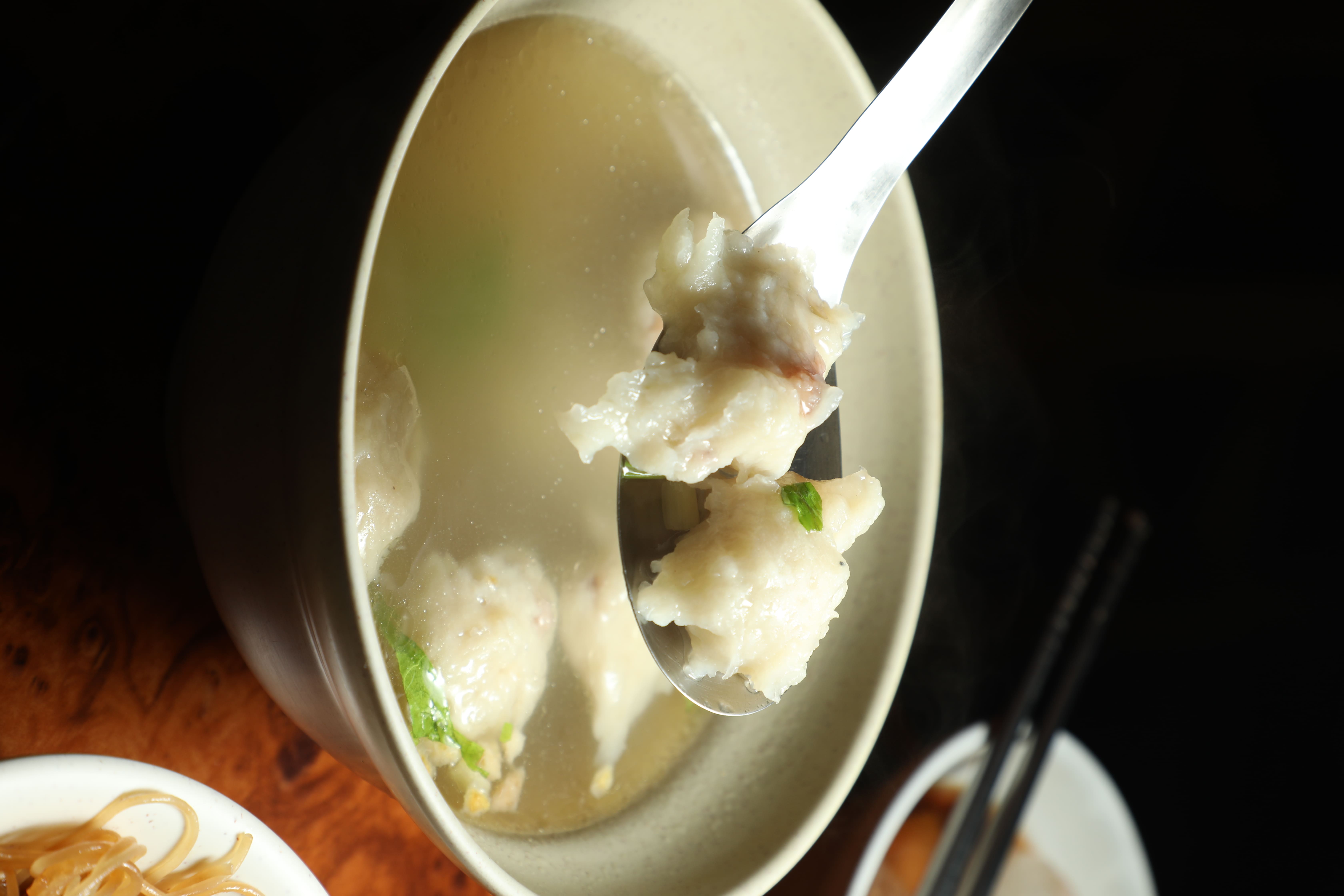 米粉炒與清爽的「魷魚焿湯」是絕配。（45元／份）