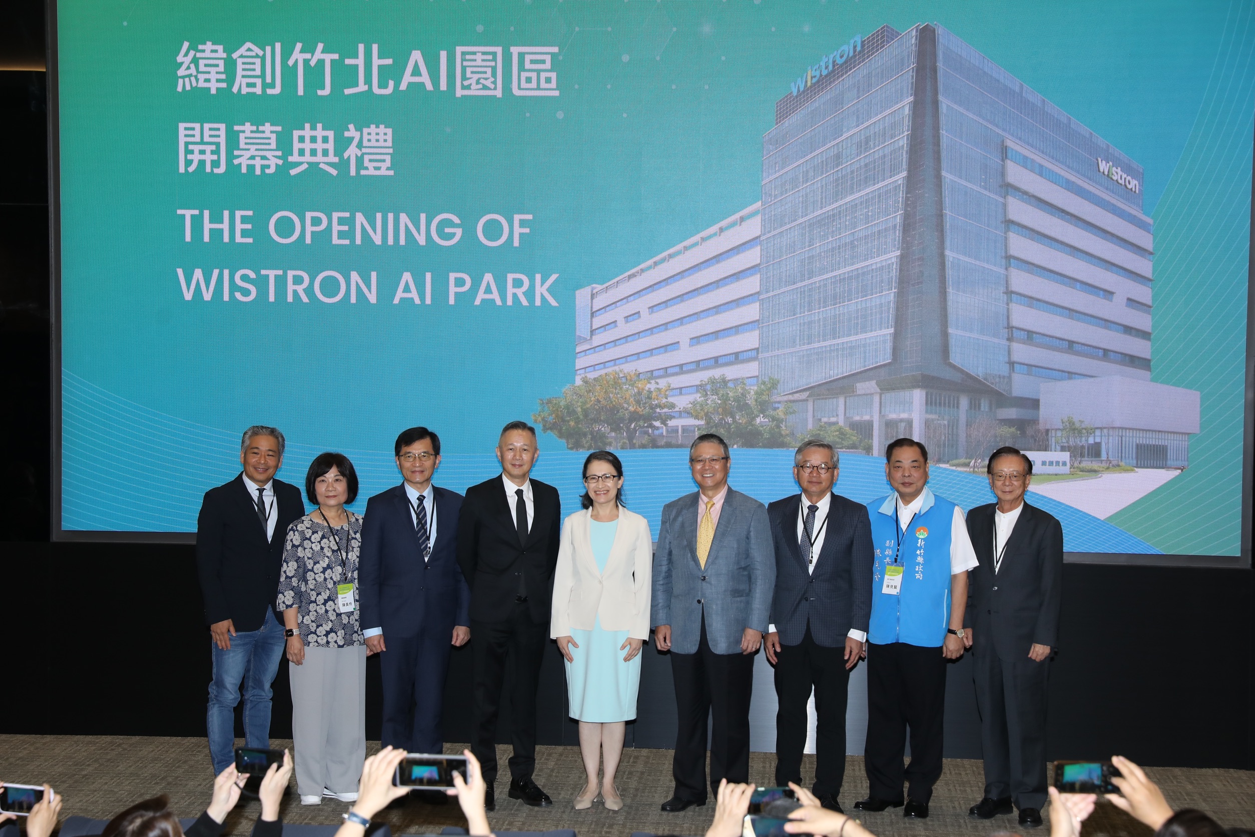 緯創董事長林憲銘開心迎接副總統蕭美琴的蒞臨，一同出席緯創竹北AI智慧園區開幕典禮。