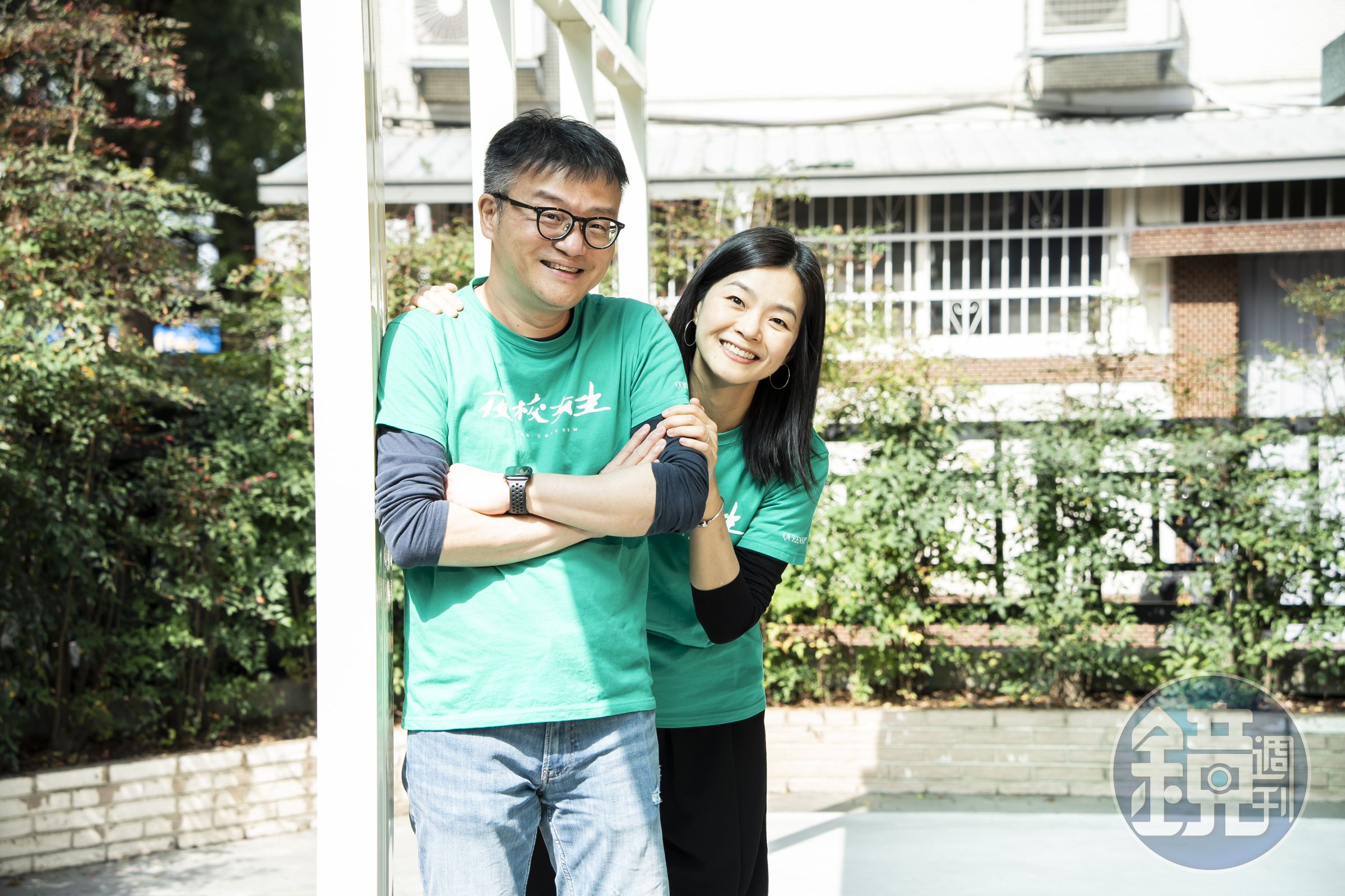 導演莊景燊（左）與編劇王莉雯（右）是夫妻、也是工作夥伴，為拍校園青春片做了大量研究。