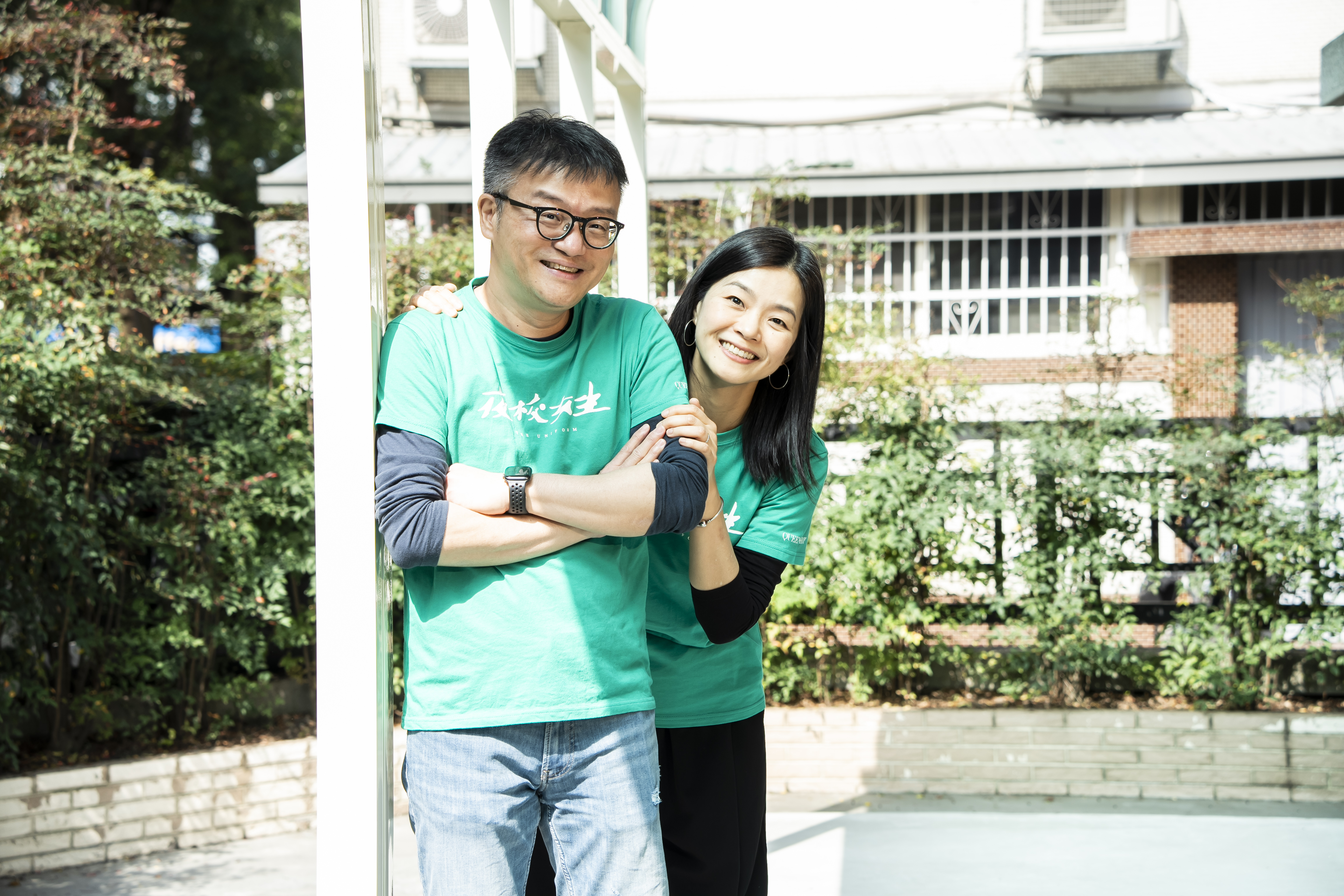 導演莊景燊（左）與編劇王莉雯（右）是夫妻、也是工作夥伴，為拍校園青春片做了大量研究。