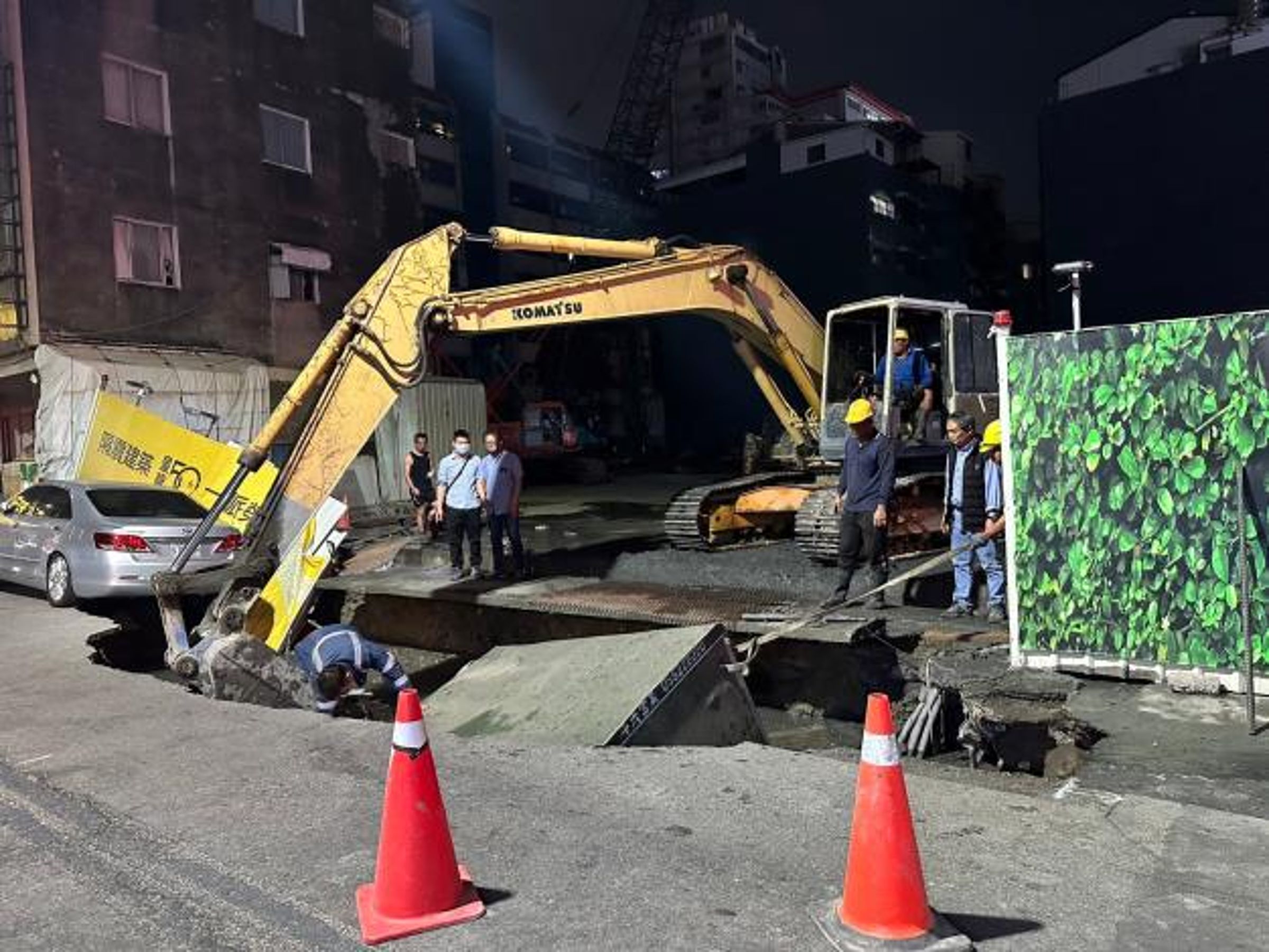 台南市中西區五妃街一處新建工地附近今晚驚傳天坑。(台南市政府提供)