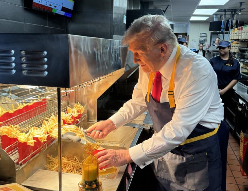 川普穿著白襯衫、紅領帶，圍上廚房圍裙到麥當勞炸體驗薯條。（翻攝自The Trump Republicans臉書）