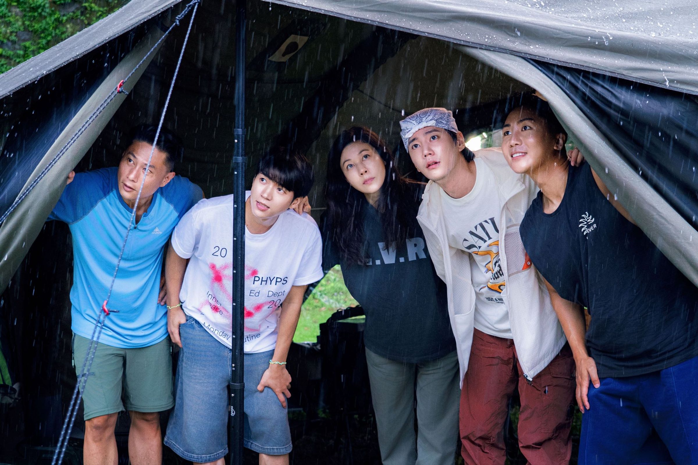 《細細山路私密達》拍攝期間遇上豪雨,難以捉摸的台灣天氣令韓國成員坦言起初不拍太適應。(客家電視台提供)