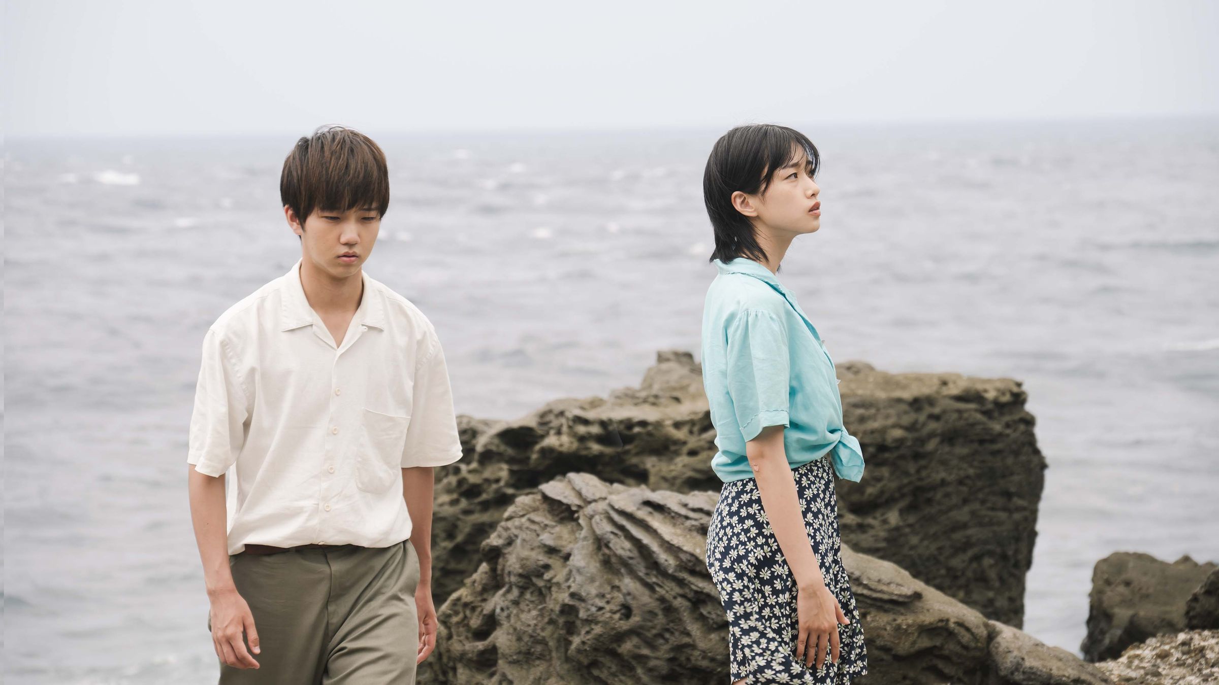 日本奧斯卡影后河合優實(右)與高田萬作(左)在《旅與日子》上演一段曖昧奇妙的邂逅。（天馬行空提供）