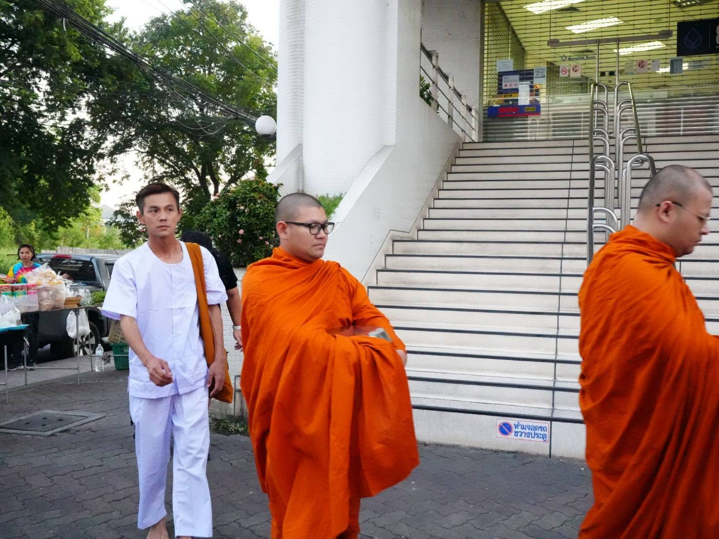 阿翔泰國體驗化緣。（鬧著玩YT提供）