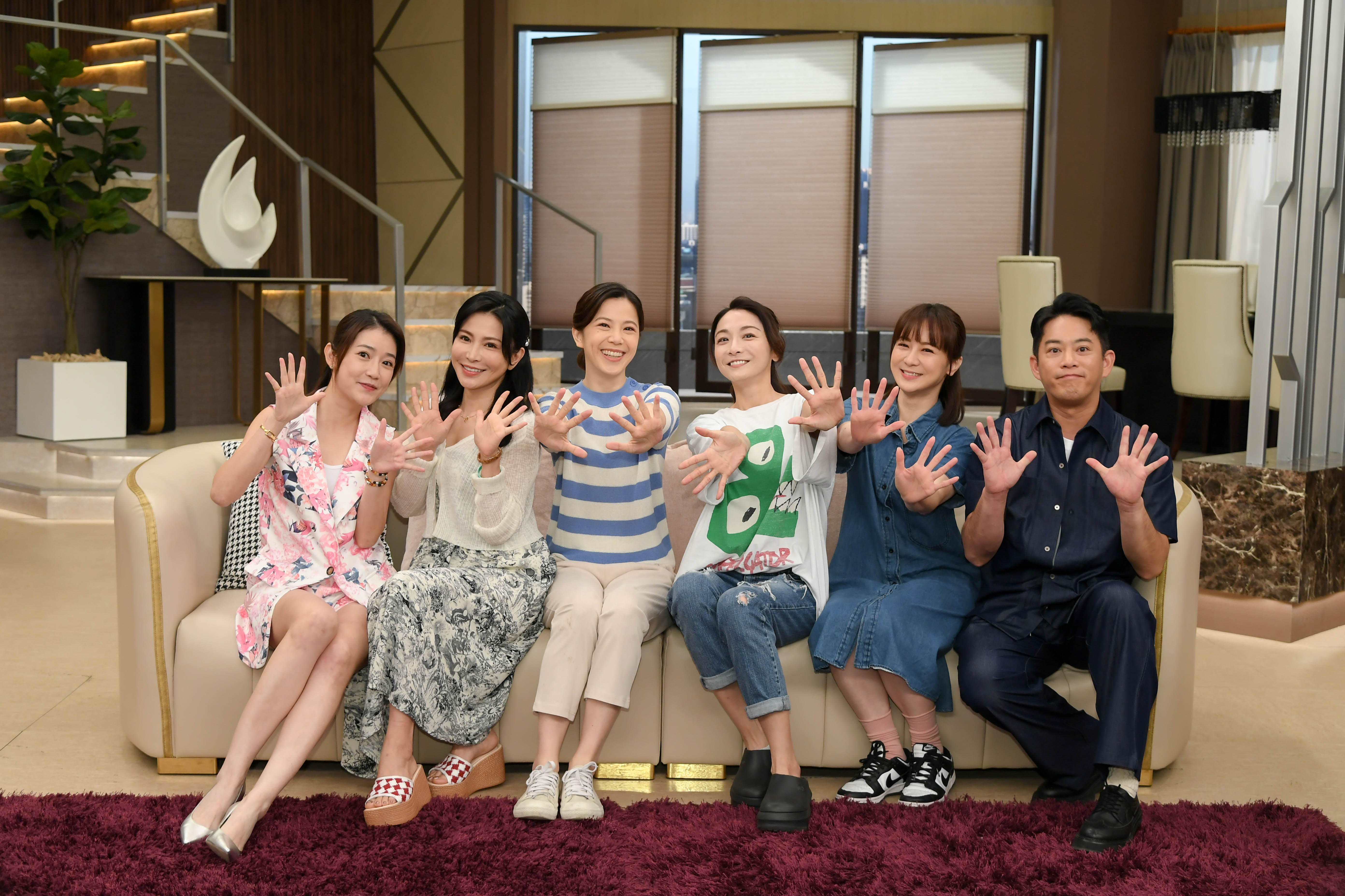 《願望》收視開紅盤演員一起慶功。(三立提供)