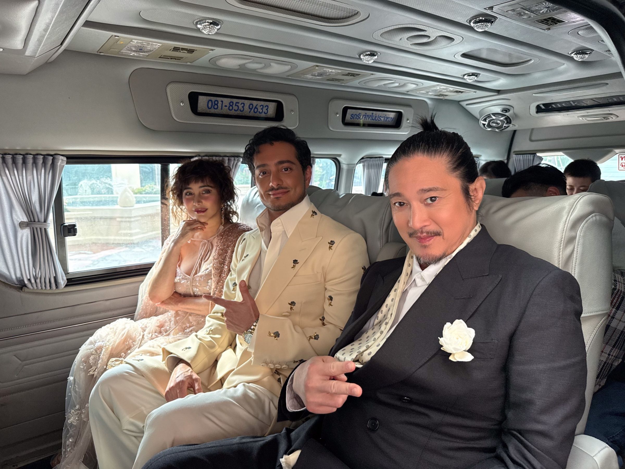 何超（左起）、IMAN、監製陳子聰搭乘影展提供的禮車前往開幕式 。（852Films提供）