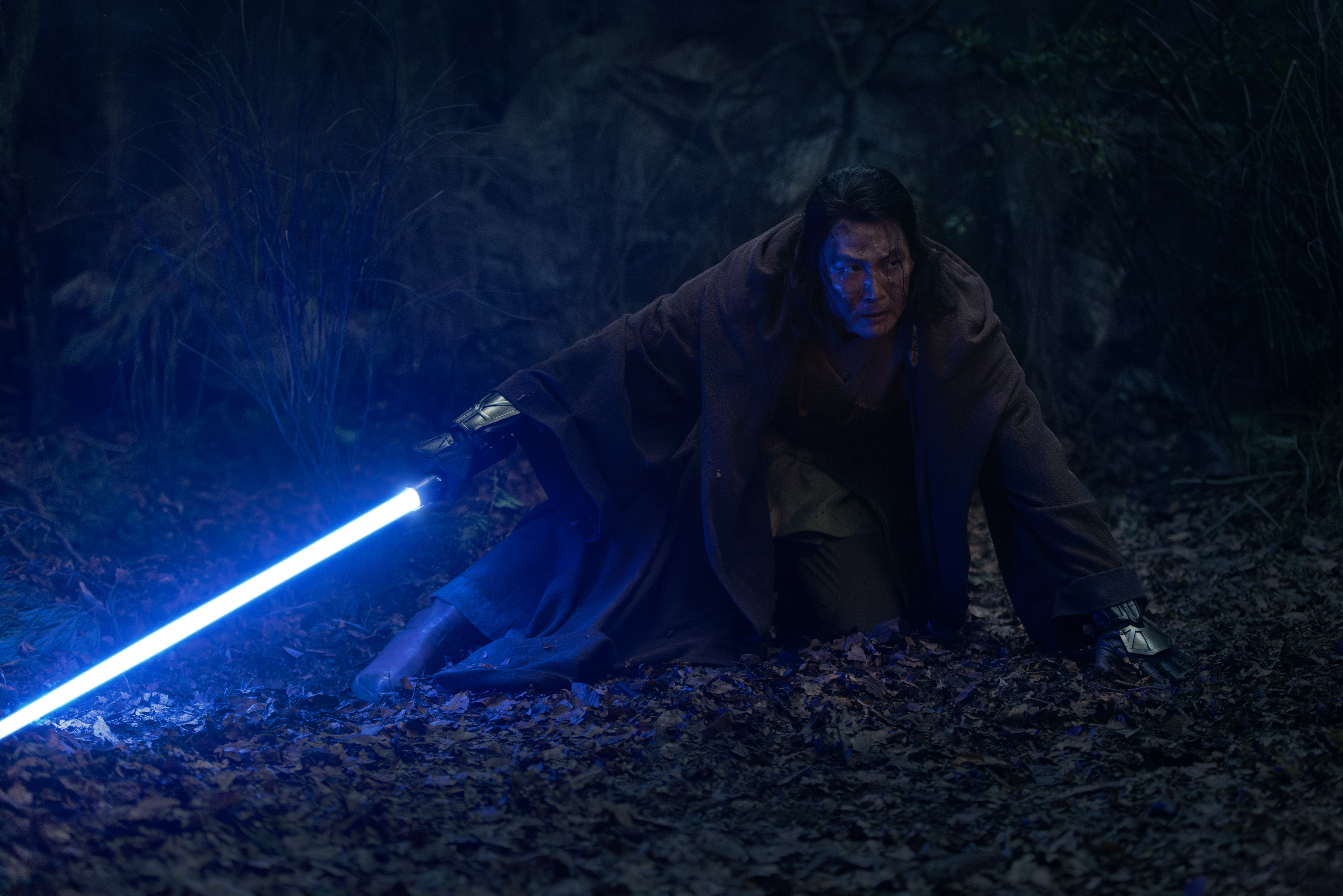 李政宰手持光劍的絕地武士造型。(Disney+提供)