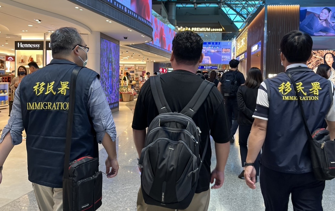 1名日本人發表辱台言論，今天上午遭瞘逐出境。（移民署提供）