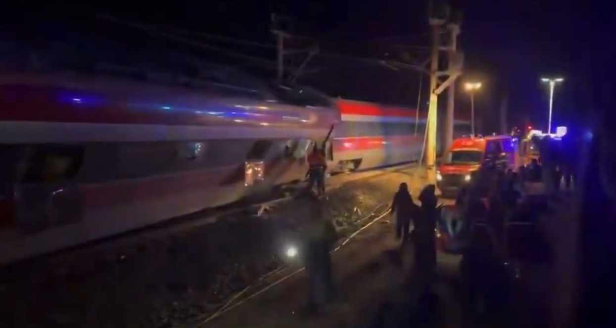 西班牙發生2班私營高鐵對撞事故，釀成嚴重死傷。（翻攝自X）