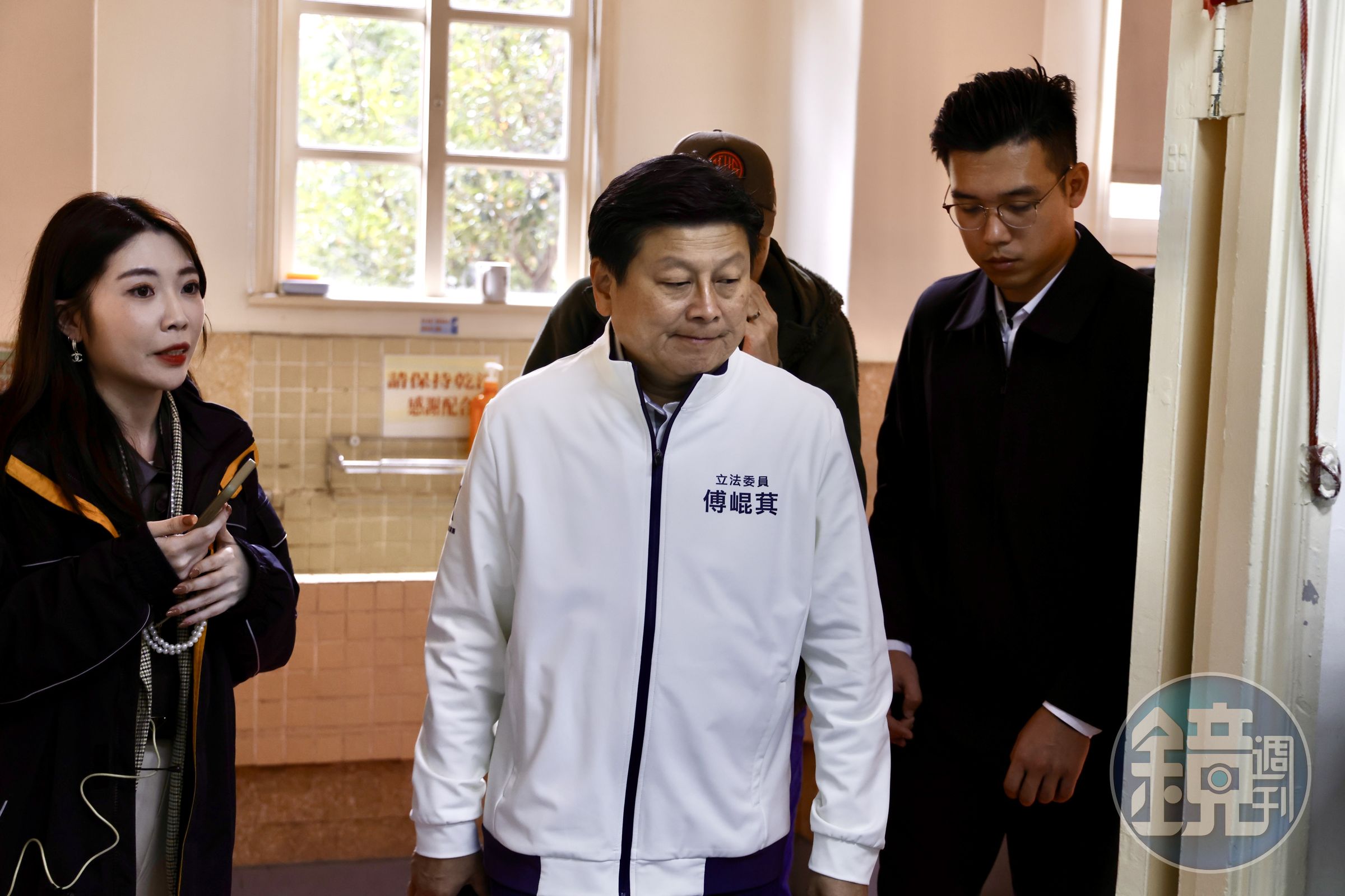 吳思瑤透露,柯建銘昨晚與傅崐萁(圖)不斷保持通聯,柯盼能理性訴求、不能踐踏程序,然傅今晨卻拿對講機遙控藍委將綠委擋在走廊外。