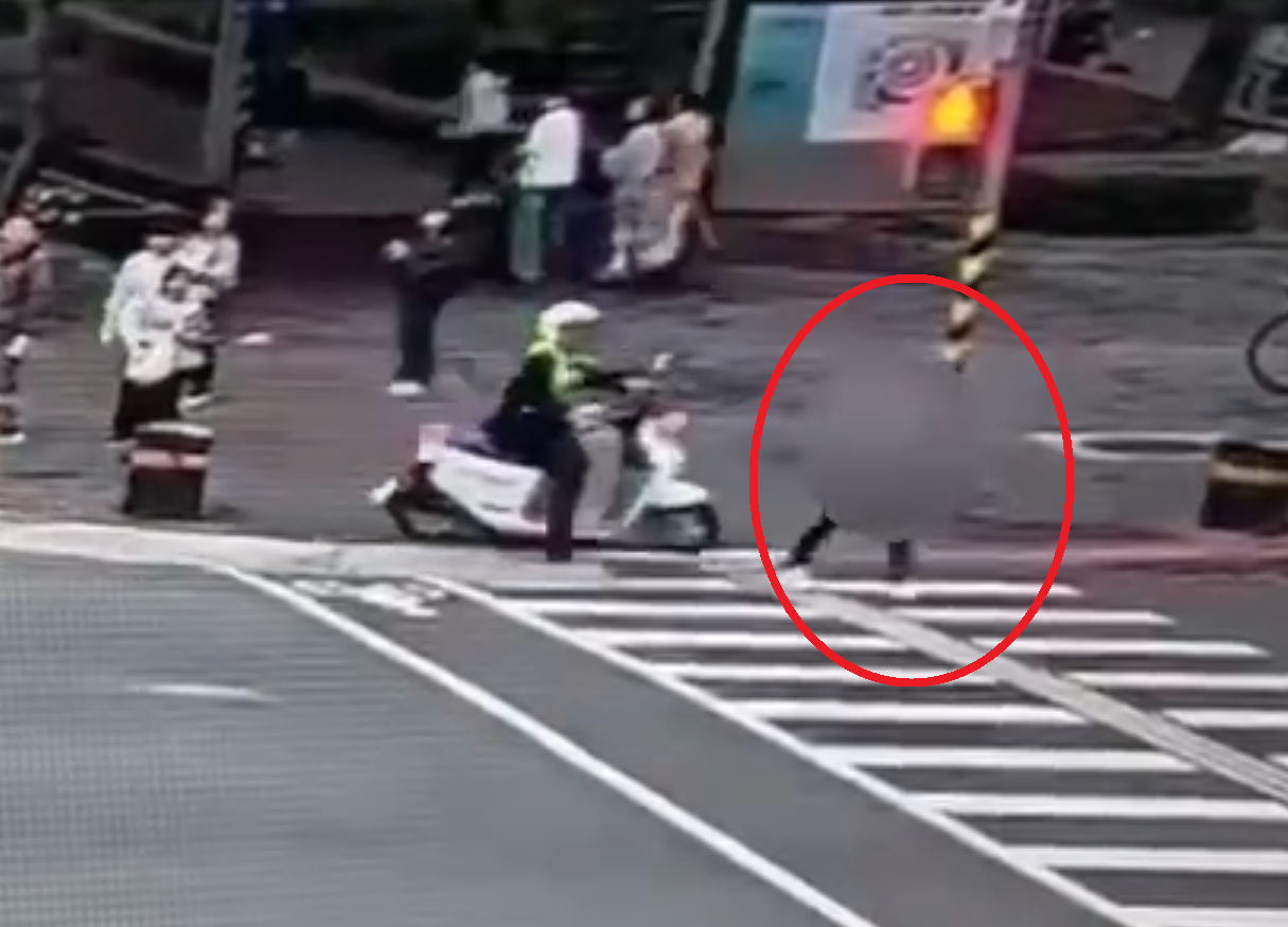 警方見吳姓男子違規，上前攔查，吳男極度不配合，當街飆罵員警。（翻攝畫面）