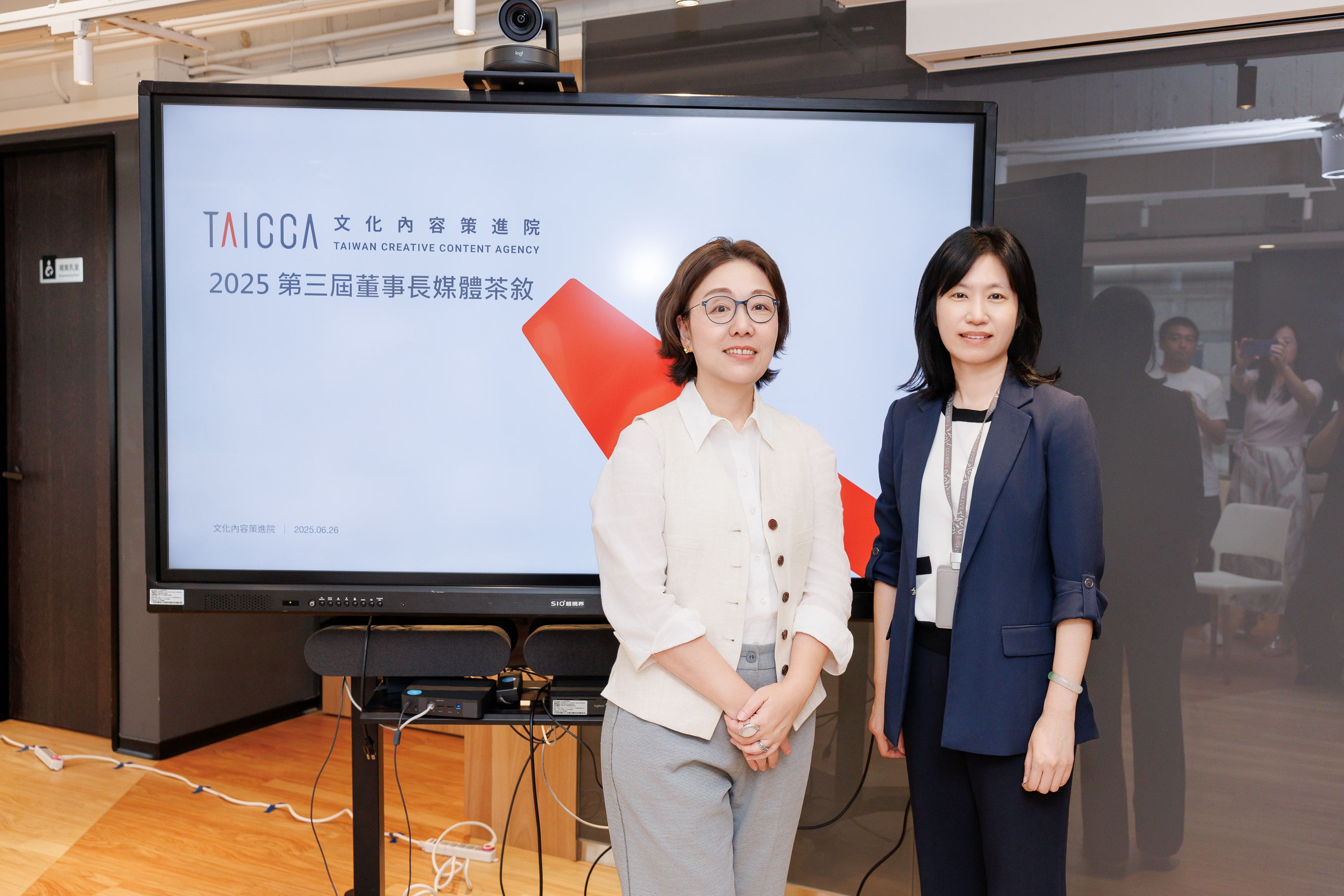 文策院董事長王時思（左）與代理院長胡婷俐（右）一同出席媒體茶敘。（文策院提供）