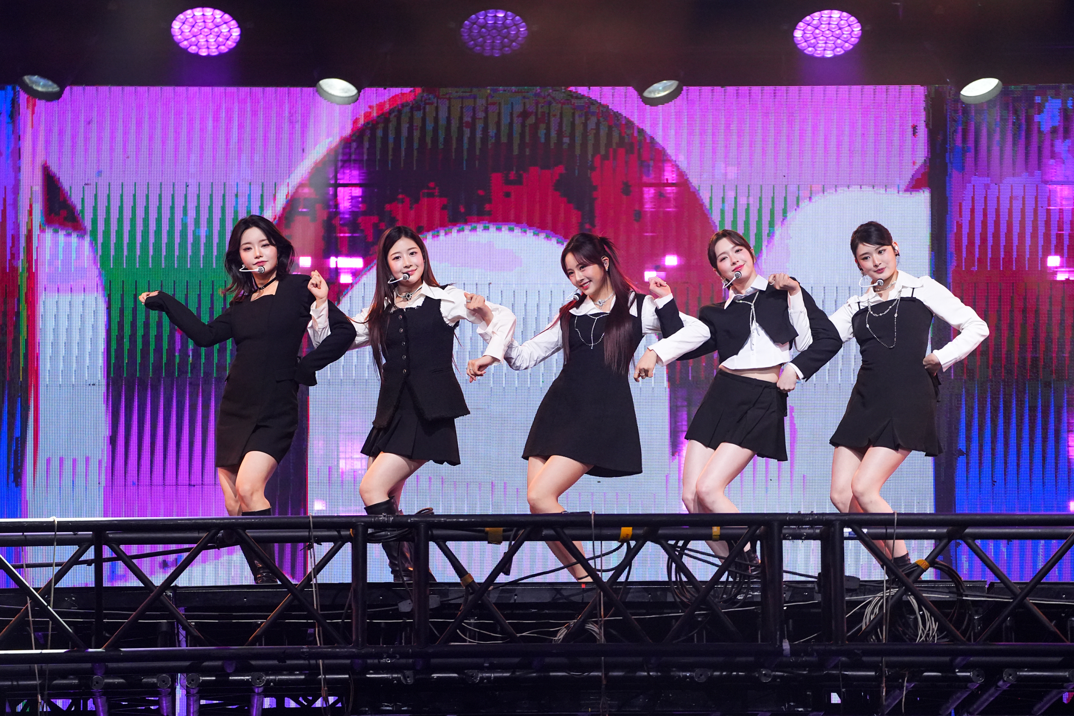 FIFTY FIFTY來台錄製除夕特別節目。（文總提供）