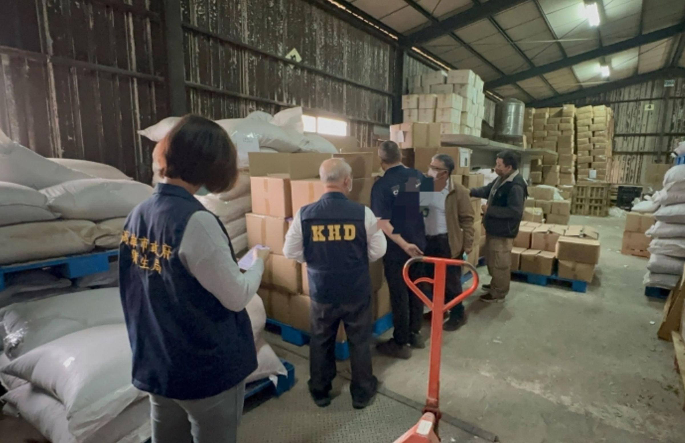 津棧公司進口蘇丹紅問題辣椒粉，負責人李彥廷交保後被疑有逃亡可能遭警方拘捕，卻傳出警方有違法逮捕的情況。（高雄市衛生局提供）