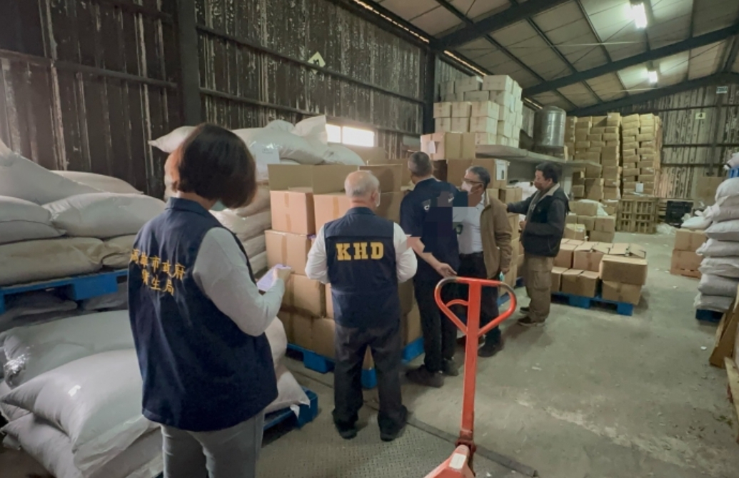 津棧公司進口蘇丹紅問題辣椒粉，負責人李彥廷交保後被疑有逃亡可能遭警方拘捕，卻傳出警方有違法逮捕的情況。（高雄市衛生局提供）