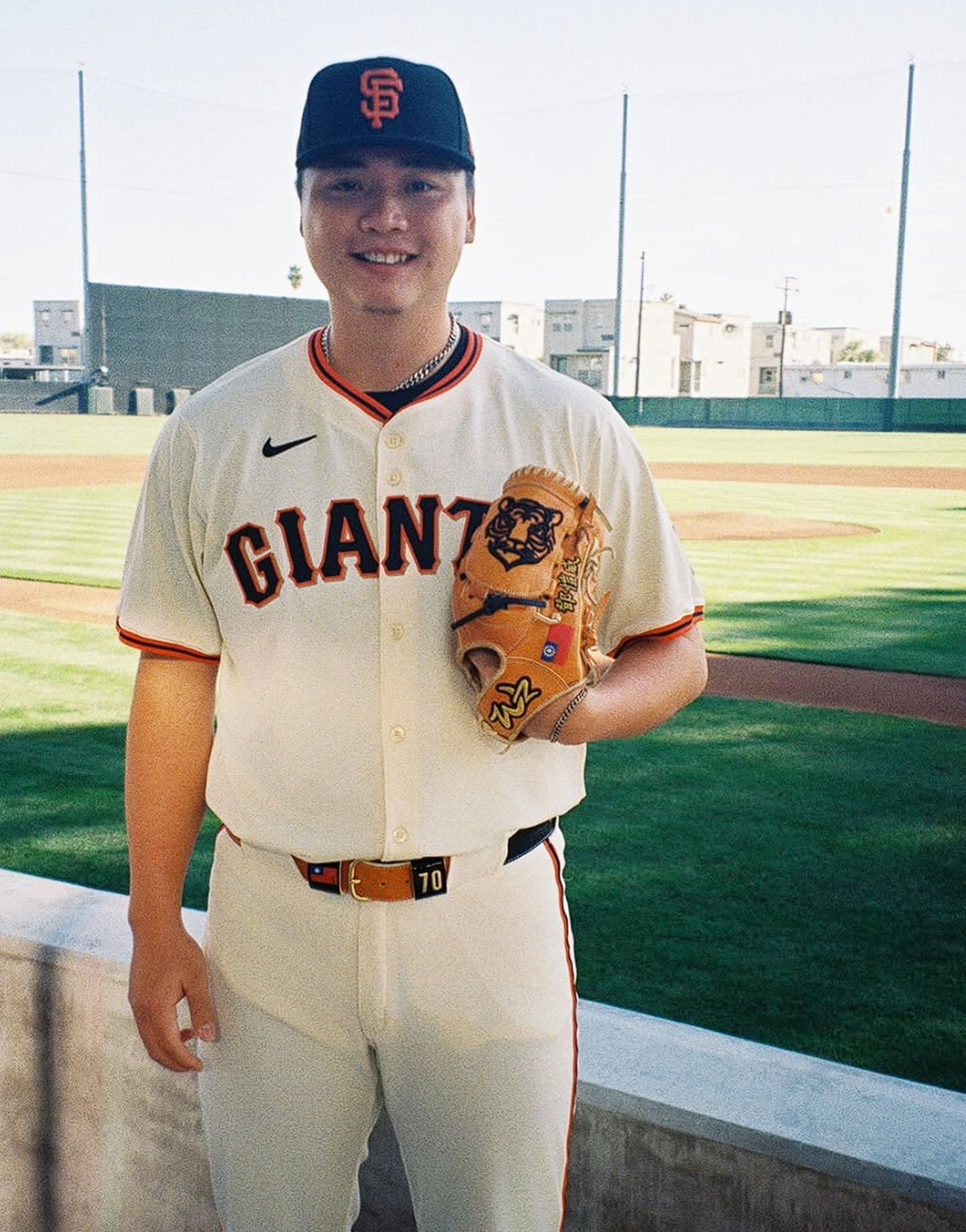 鄧愷威在手套上繡了國旗。（翻攝自鄧愷威Instagram）