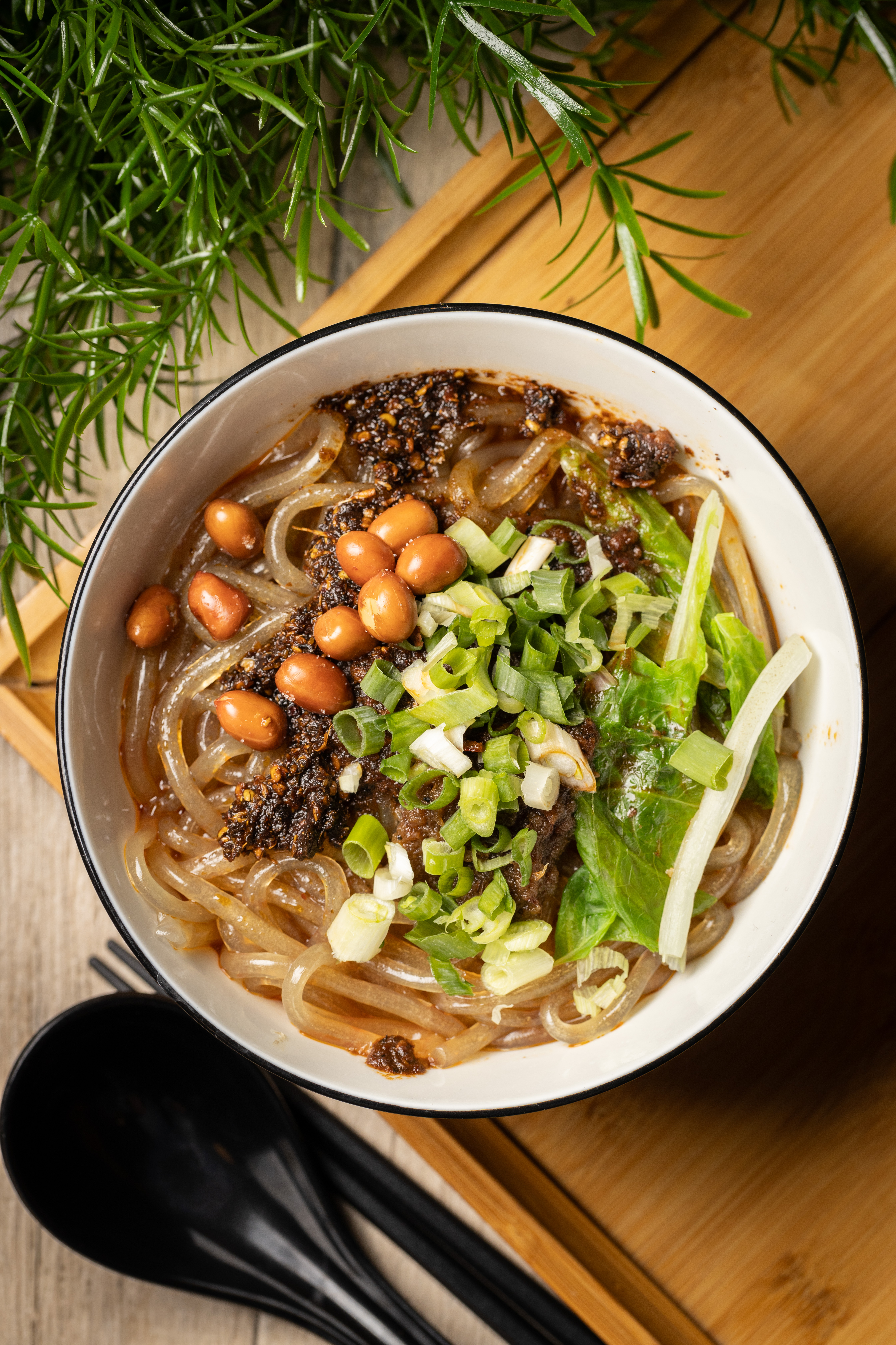 加入肉蔥醬與香辣醬的「雙醬拌麵」，紅薯粉Q彈爽滑。（50元／份）