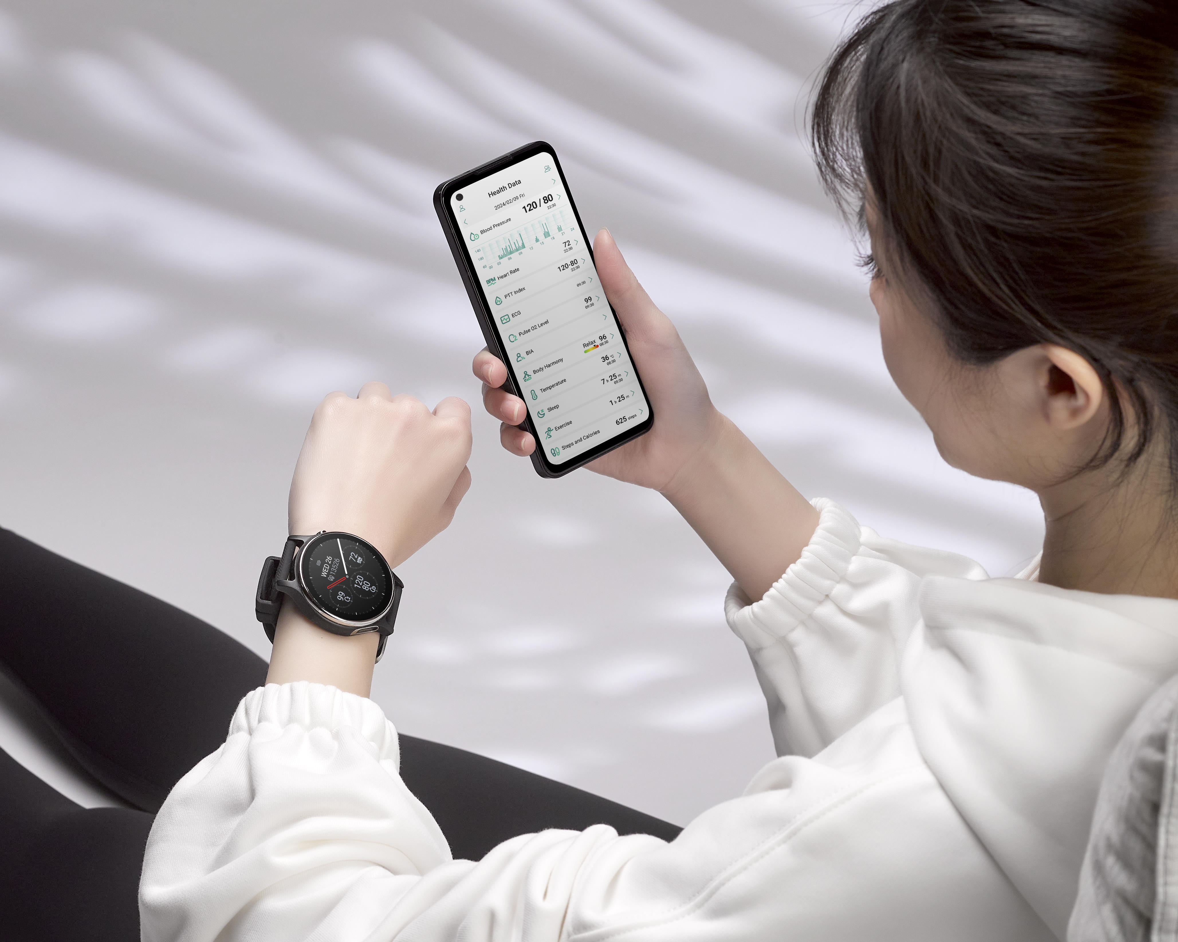 新版ASUS HealthConnect App，除了操作容易，亦導入三大功能，包括：「尋求幫助」、「跌倒偵測」、「關懷追蹤」，當遭遇緊急情事時，將主動發送通知和所在位置予設定聯絡人，及時應對。 （華碩提供）
