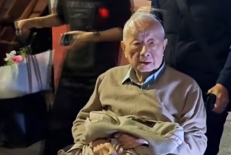 張忠謀因坐輪椅出席餐敘,備受外界矚目。(翻攝自鏡新聞)