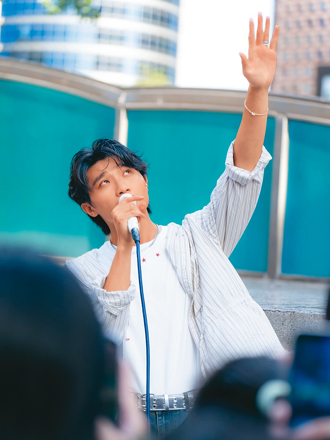 陳宇祥曾連續2個週末在台北捷運展開快閃簽唱,期間屢屢遭遇暴雨,被稱為新一代「雨男」。(翻攝自陳宇祥IG)