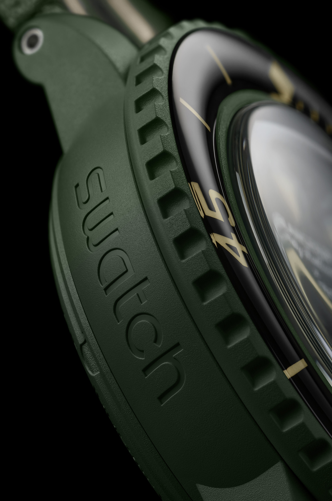 外殼採用 Swatch 獨家 Bioceramic 材質，由蓖麻籽油提煉出的生物基聚合物與陶瓷粉融合而成。這種結構兼具陶瓷的霧面觸感與塑料的抗衝擊性，具備輕量、抗刮、親膚的特性。