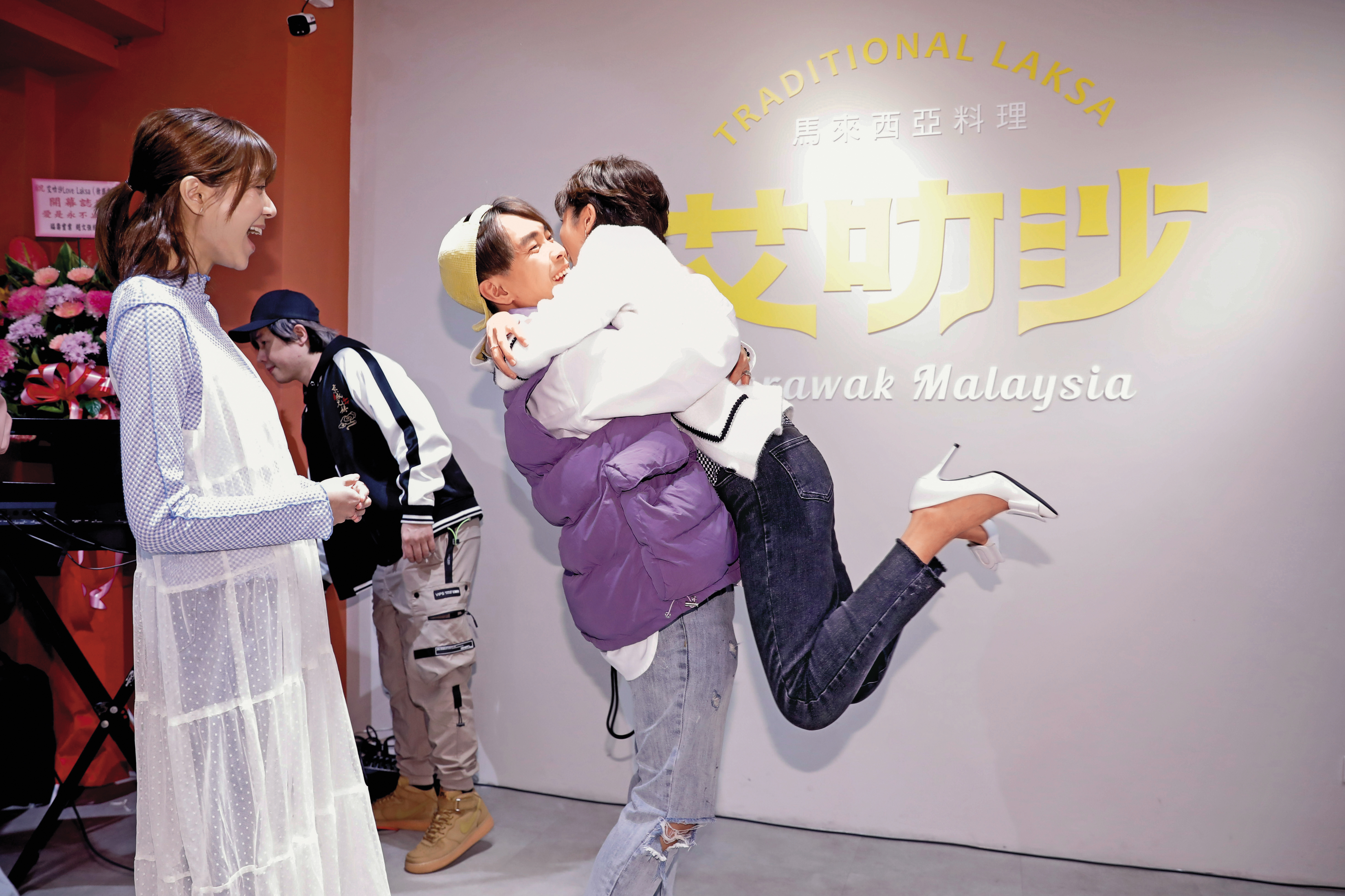 王瞳（右）與許仁杰（左）在《多情城市》飾演夫妻，一見到「老公」捧場，王瞳嗨到撲上身。