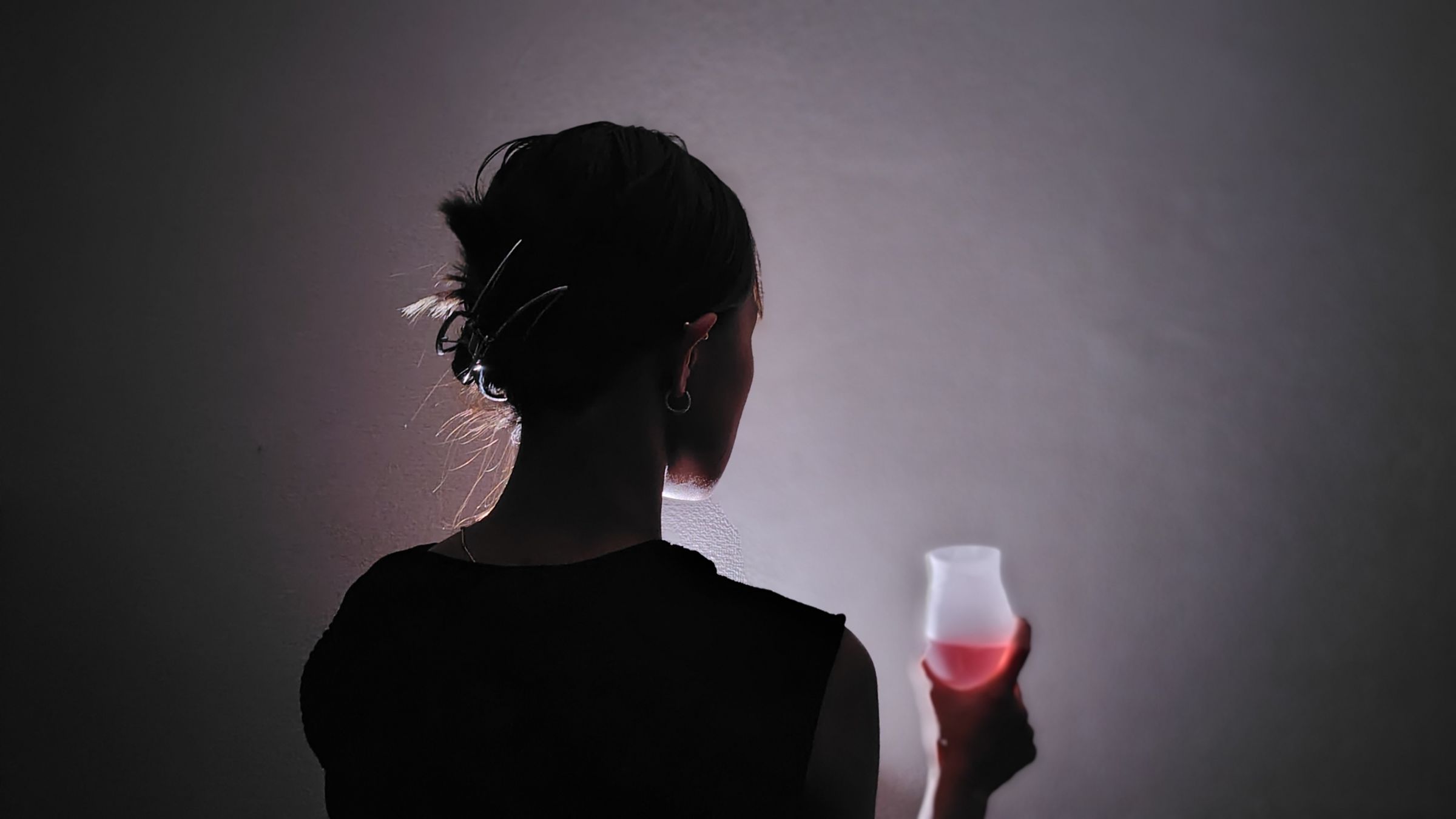 一名英國男子多次趁母親酒醉與她發生性行為,最後僅被判社區矯正。(示意圖,photoAC)