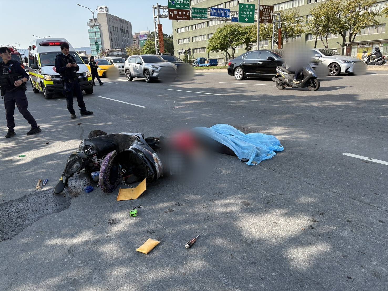 大貨車與機車在承德路七段發生碰撞後，機車騎士遭輾過不治。（翻攝畫面）