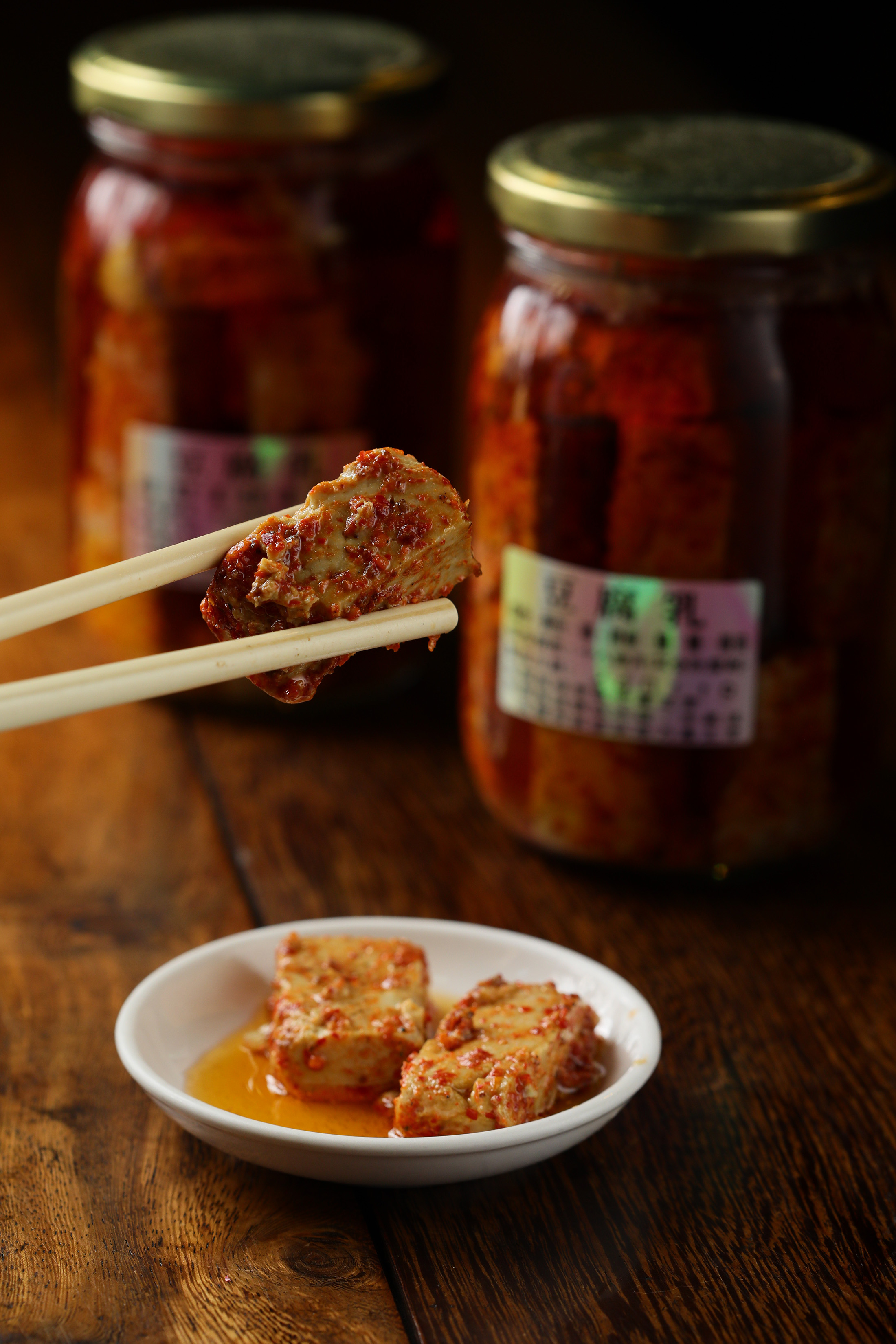 店內販售的豆腐乳滋味濃郁，吃起來猶如起司，很多客人會買回家加工或炒菜。（230元／罐）
