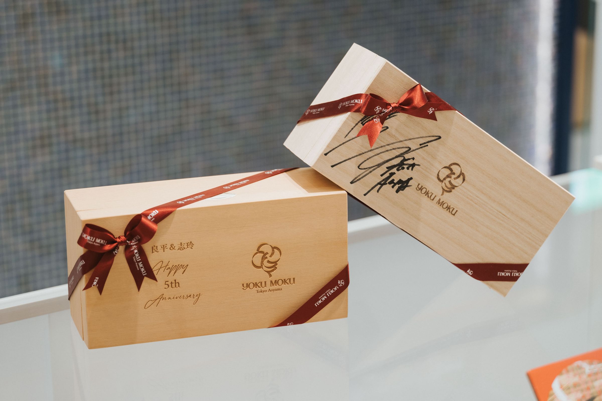 YOKU MOKU特地送上刻有「良平&志玲 Happy 5th Anniversary」的檜木寶盒(左),象徵他們五年婚姻如木頭般堅固且穩定。(YOKU MOKU提供)