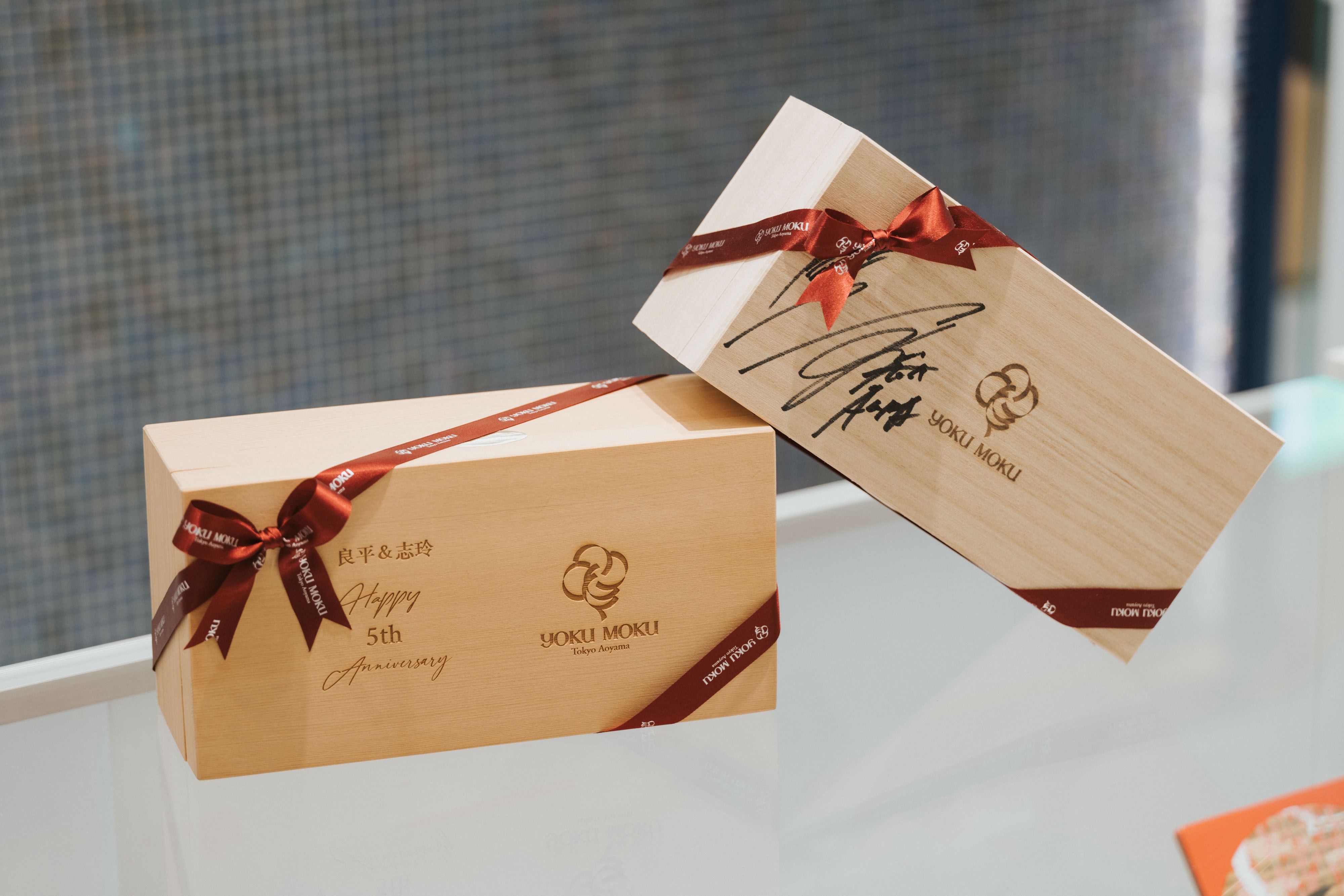 YOKU MOKU特地送上刻有「良平&志玲 Happy 5th Anniversary」的檜木寶盒（左），象徵他們五年婚姻如木頭般堅固且穩定。（YOKU MOKU提供）