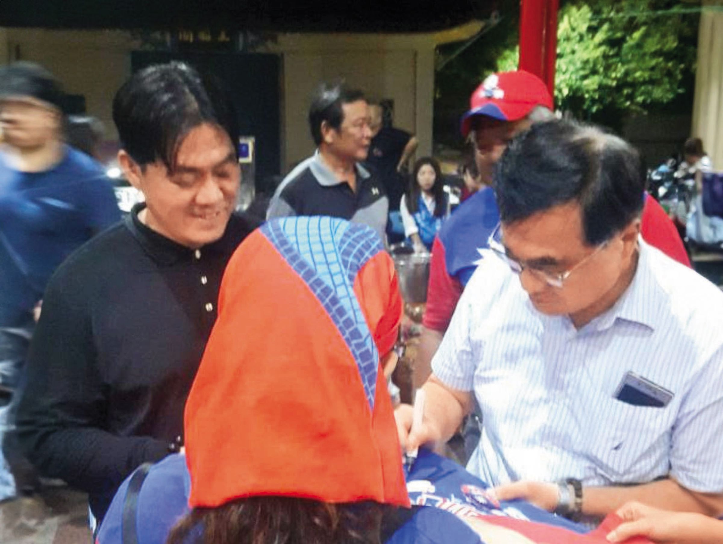 李四川胞弟李賜福遭爆是環保蟑螂,意外成為李四川選情拐點。(翻攝四叉貓臉書)